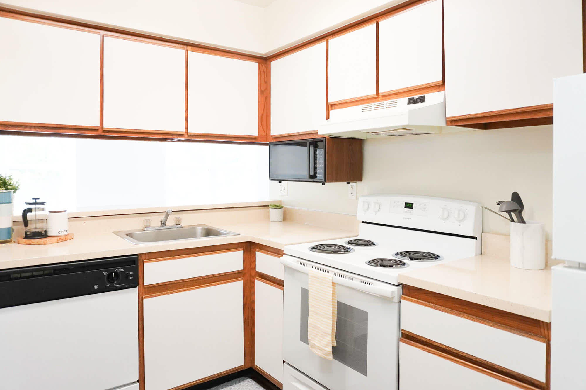 The Sergei - 2 Bed 2 Bath - Kitchen