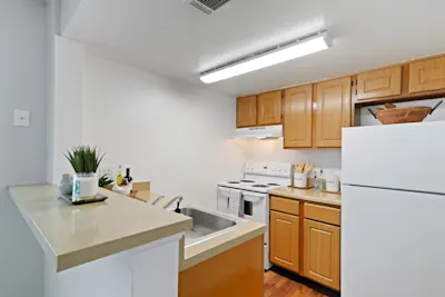 Verde - 1 Bed 1 Bath - Kitchen