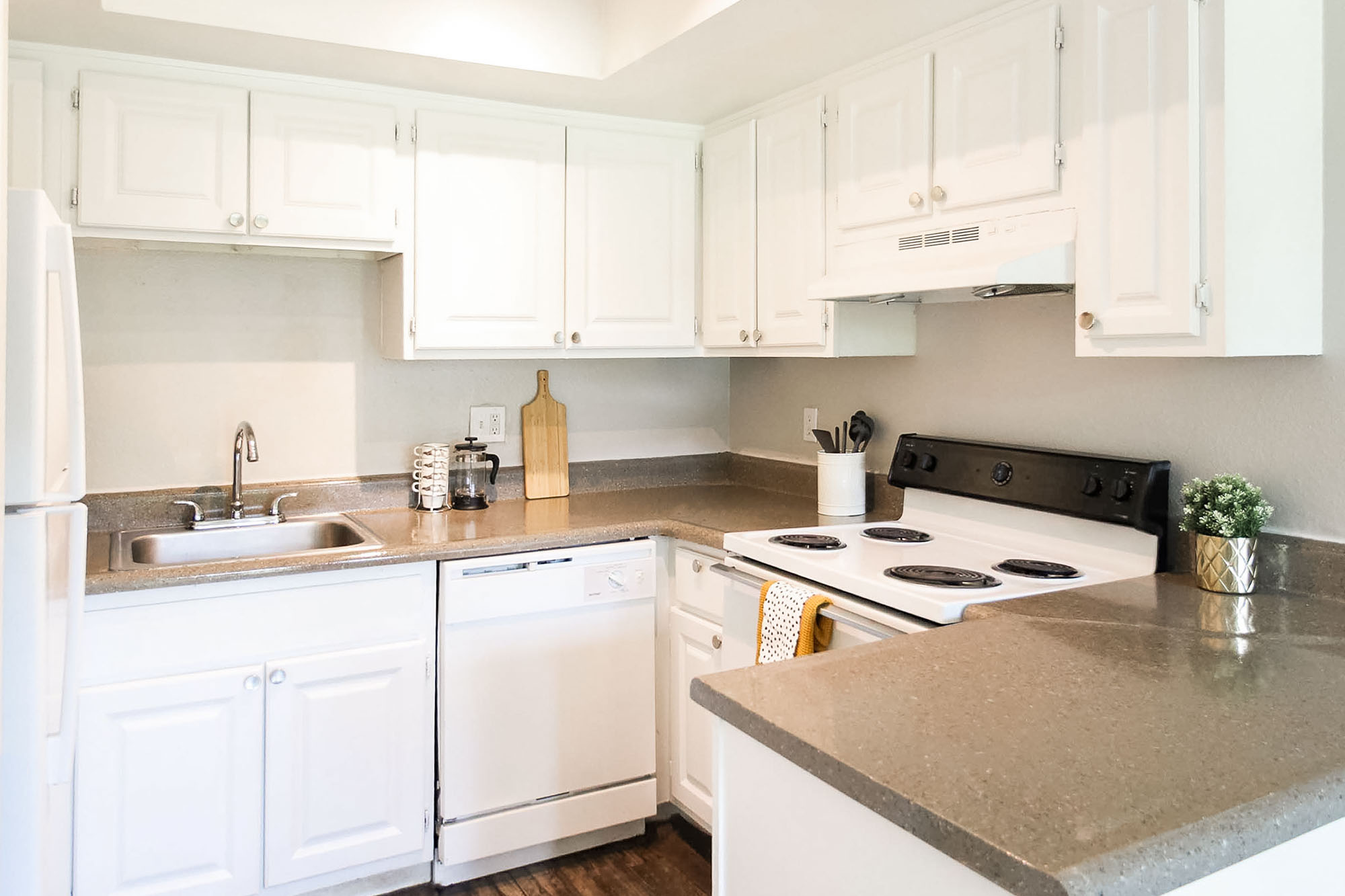 Mills - 1 Bed 1 Bath - Kitchen