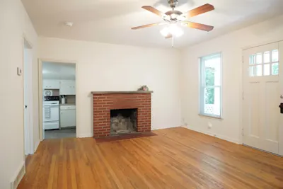 Carriage House - 1 Bed 1 Bath - Living Room
