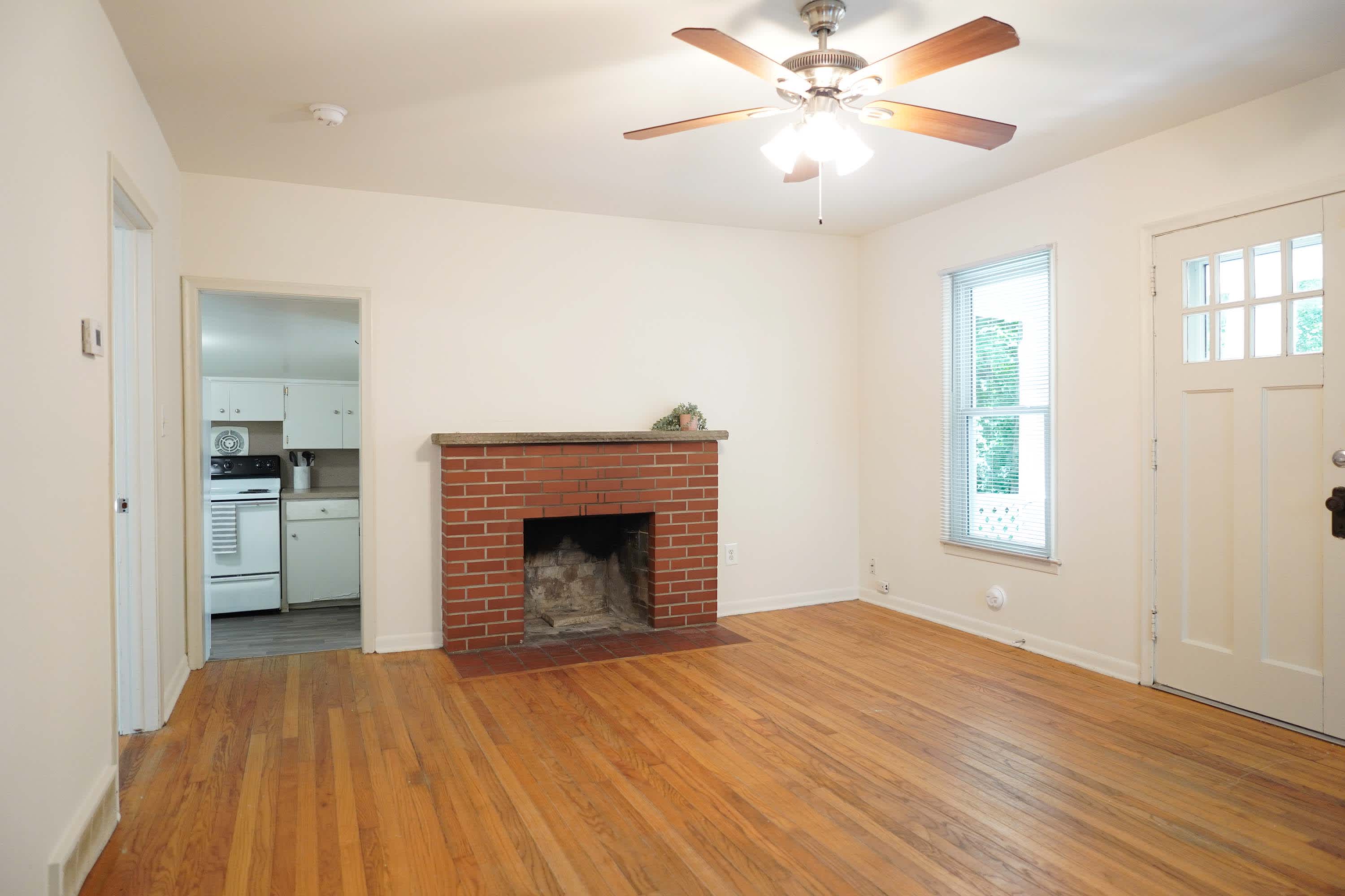 Carriage House - 1 Bed 1 Bath - Living Room