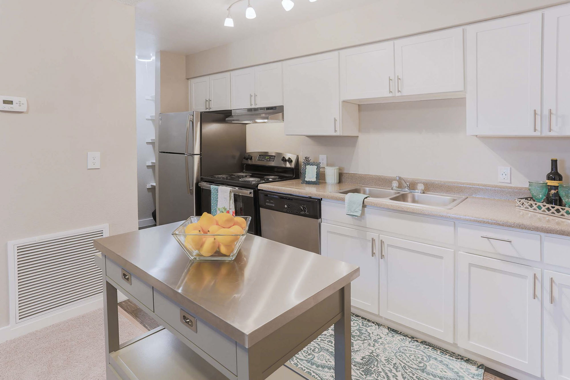 Champions - 1 Bed 1 Bath - Kitchen and Breakfast Bar