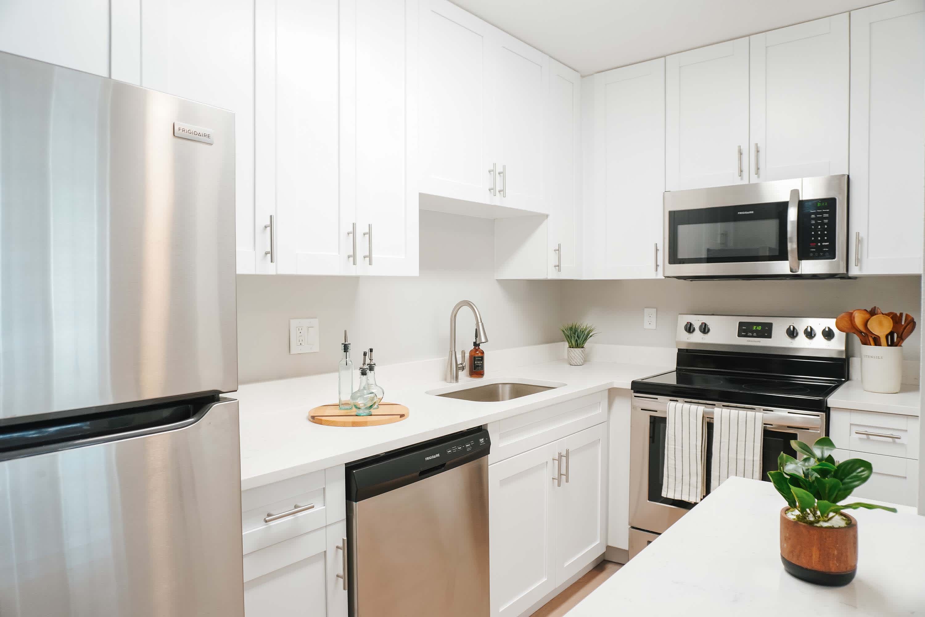 Alafia River+ - 2 Bed 1 Bath - Kitchen