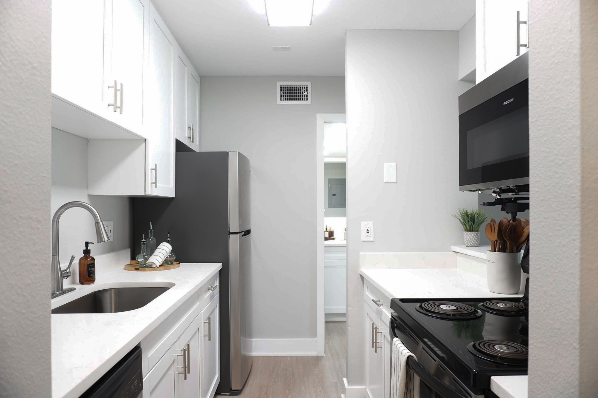 Blue Spring+ - 1 Bed 1 Bath - Kitchen