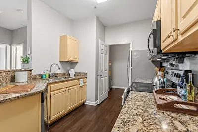 Onda - 1 Bed 1 Bath - Kitchen