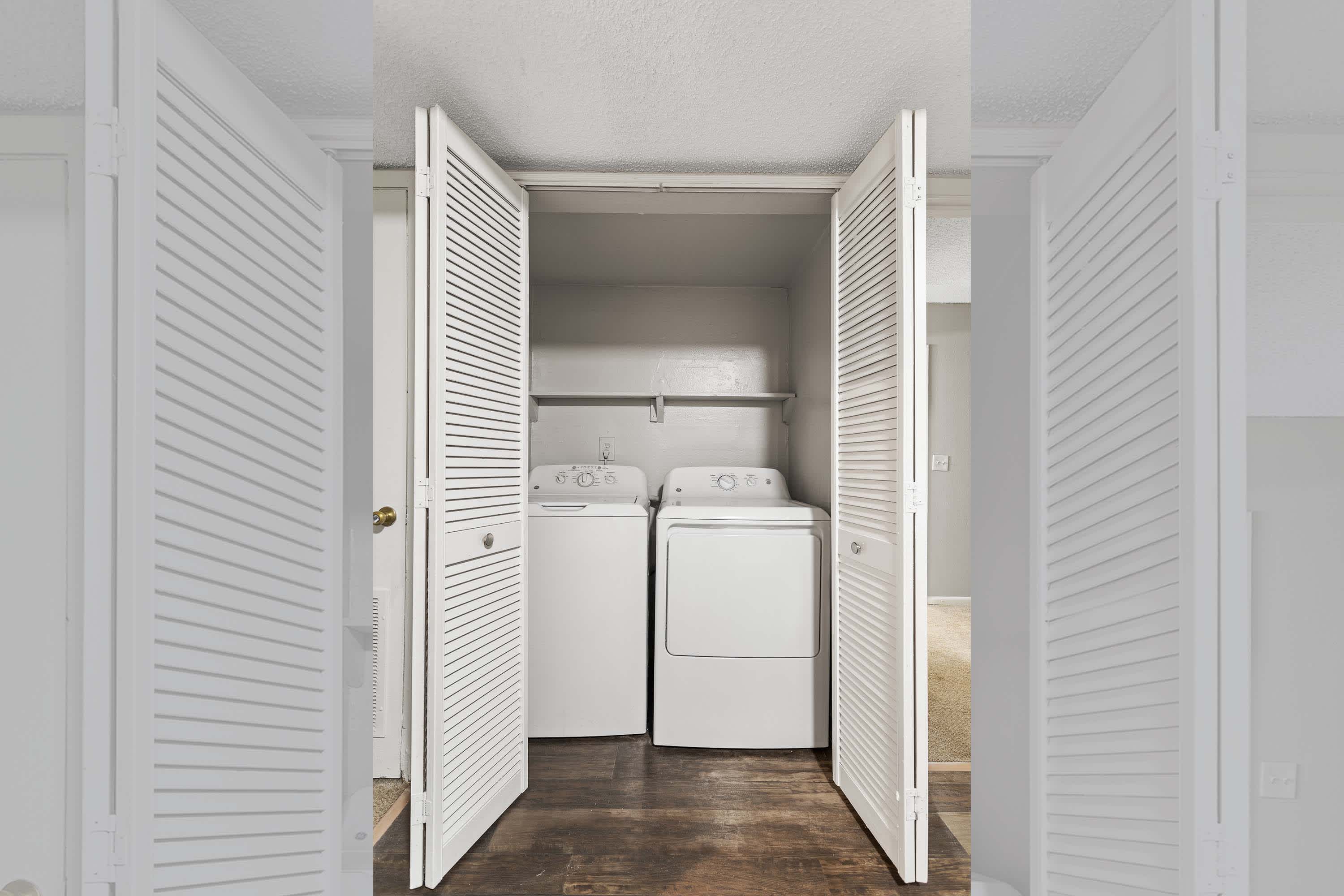Central - 3 Bed 2 Bath - In-Unit Laundry