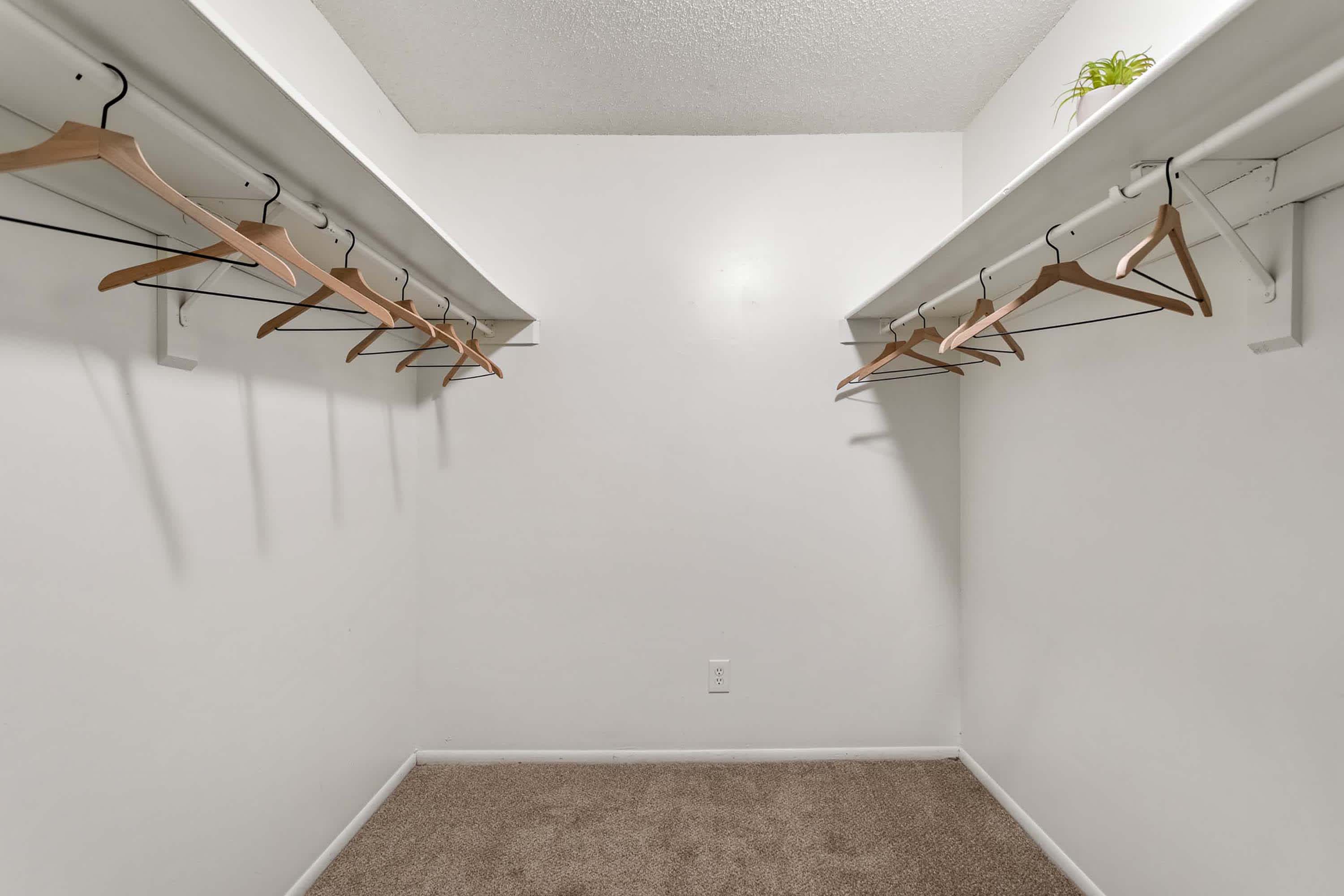 Maverick - 1 Bed 1 Bath - Walk-In Closet
