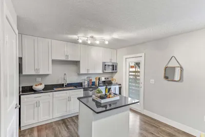 Onyx+ - 2 Bed 2 Bath - Breakfast Bar
