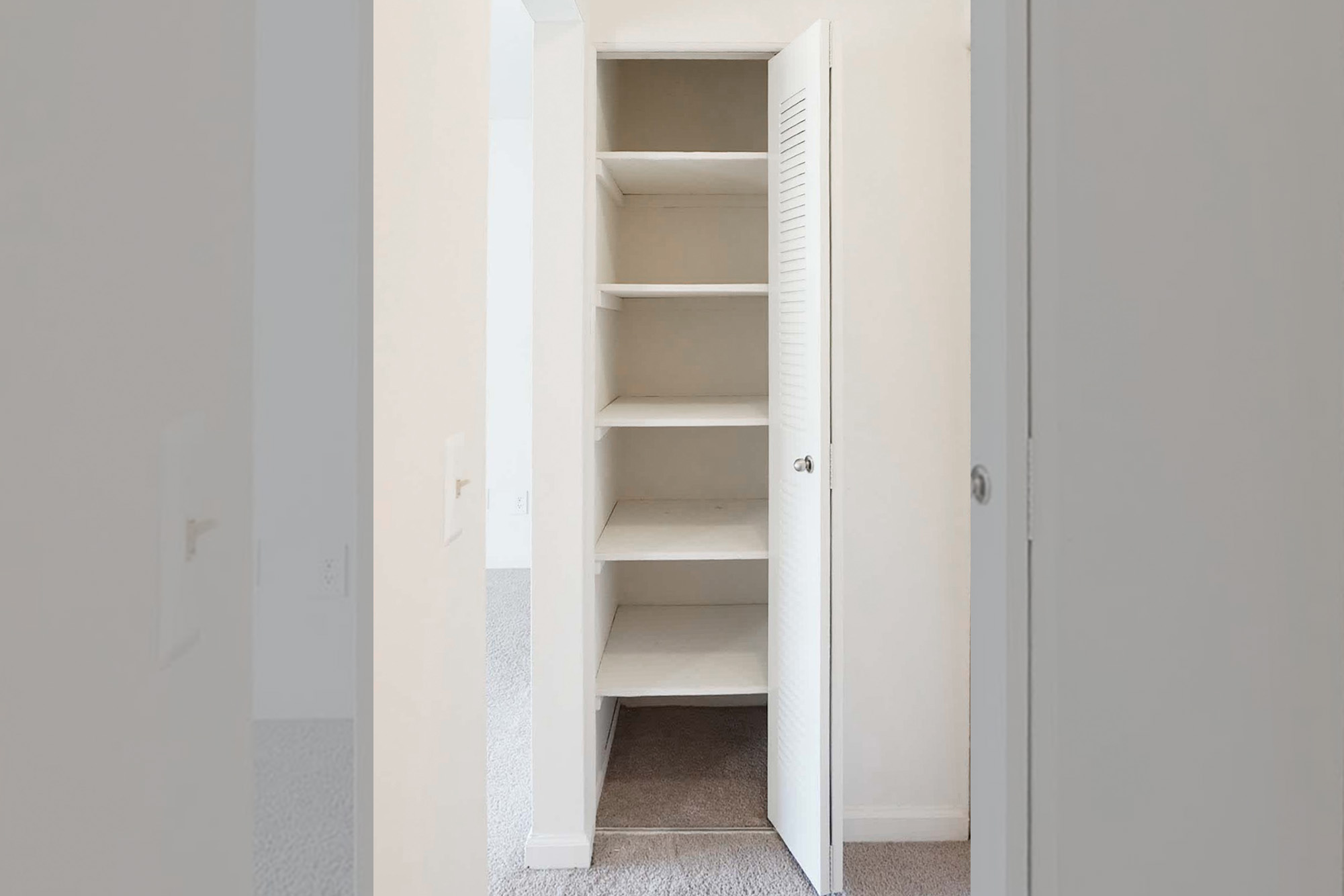 The Elm - Studio - Linen Closet