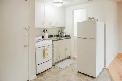 The Burlington - 1 Bed 1 Bath - Kitchen
