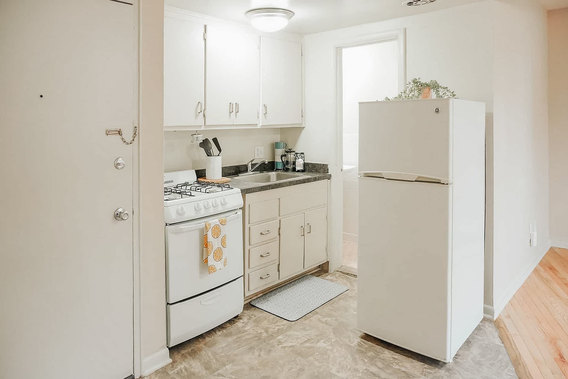 The Burlington - 1 Bed 1 Bath - Kitchen