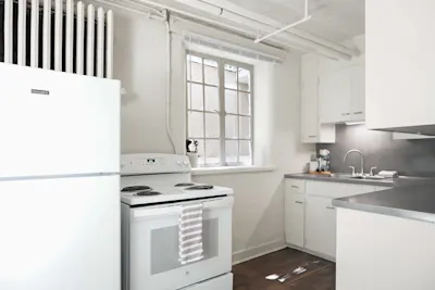 The Clark - 1 Bed 1 Bath - Kitchen
