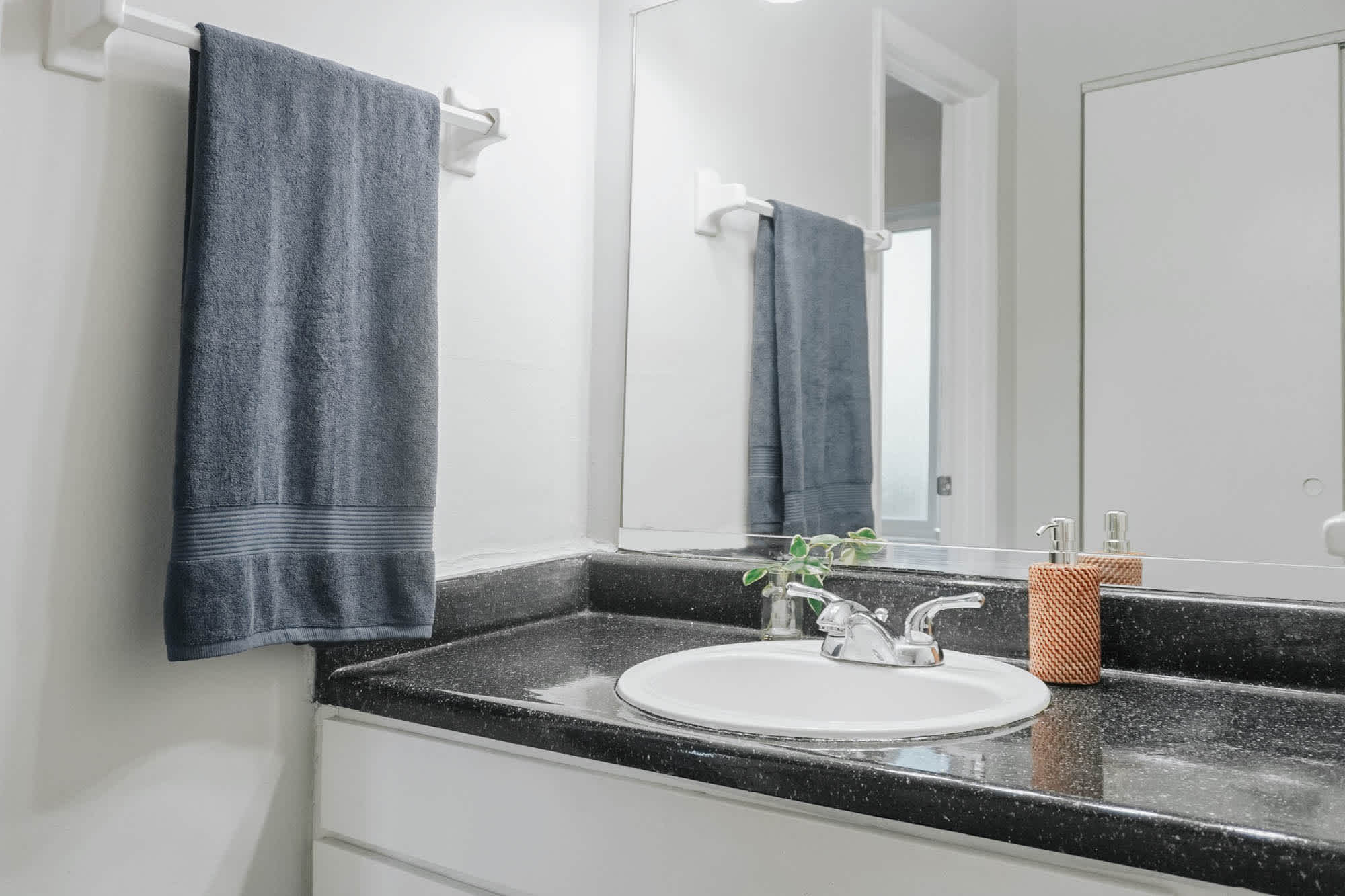 Emerald - 1 Bed 1 Bath - Bathroom