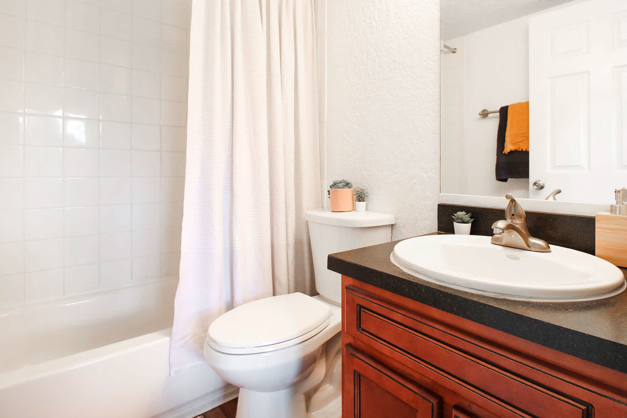 Gatlin - Studio - Bathroom