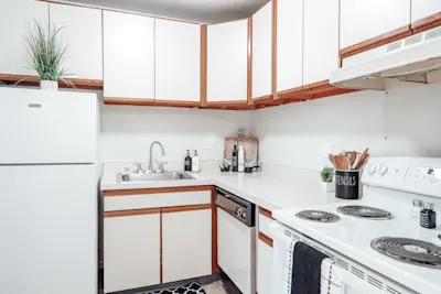 Huron - 1 Bed 1 Bath - Kitchen