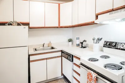 Huron - 1 Bed 1 Bath - Kitchen