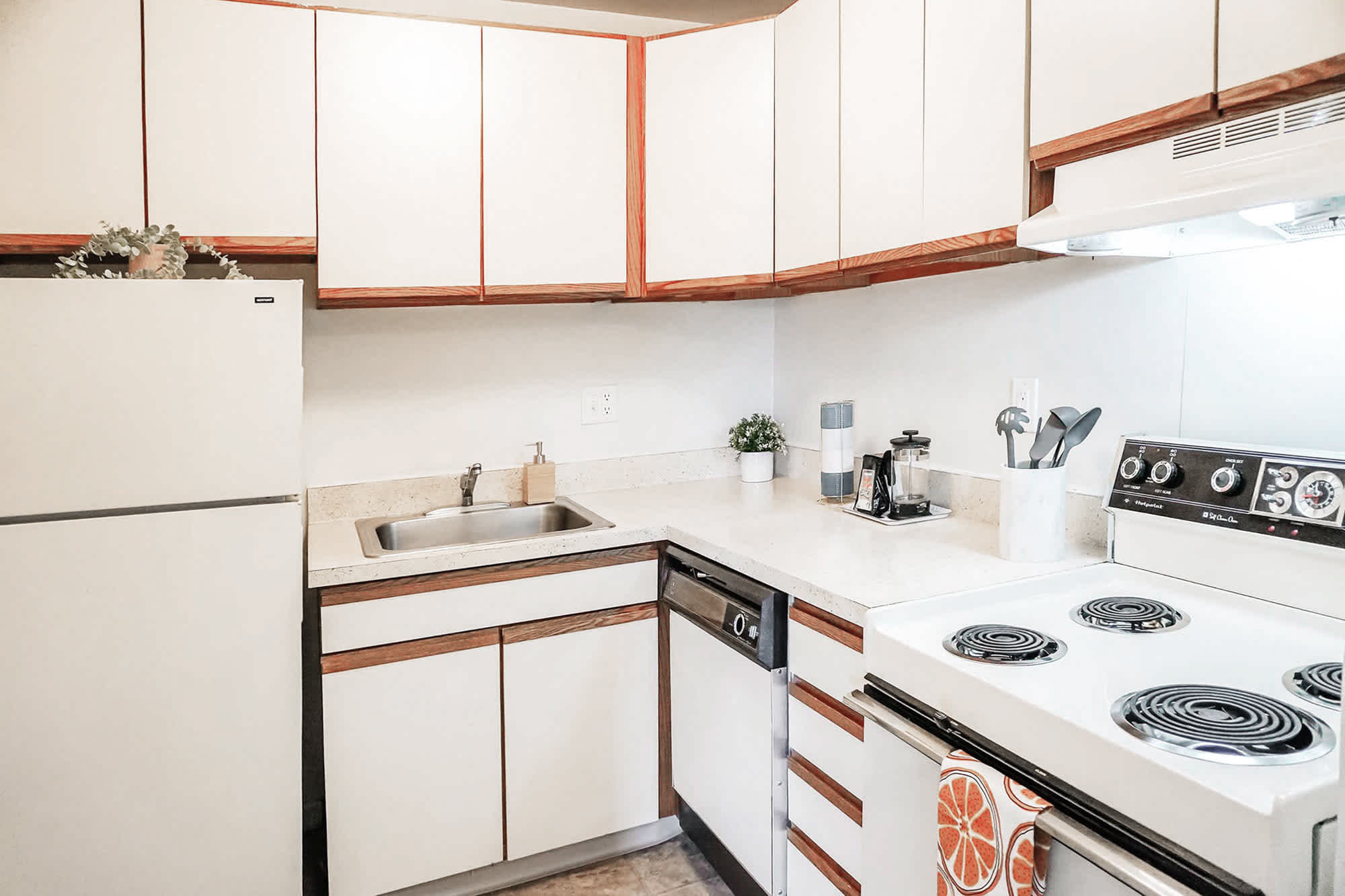 Huron - 1 Bed 1 Bath - Kitchen