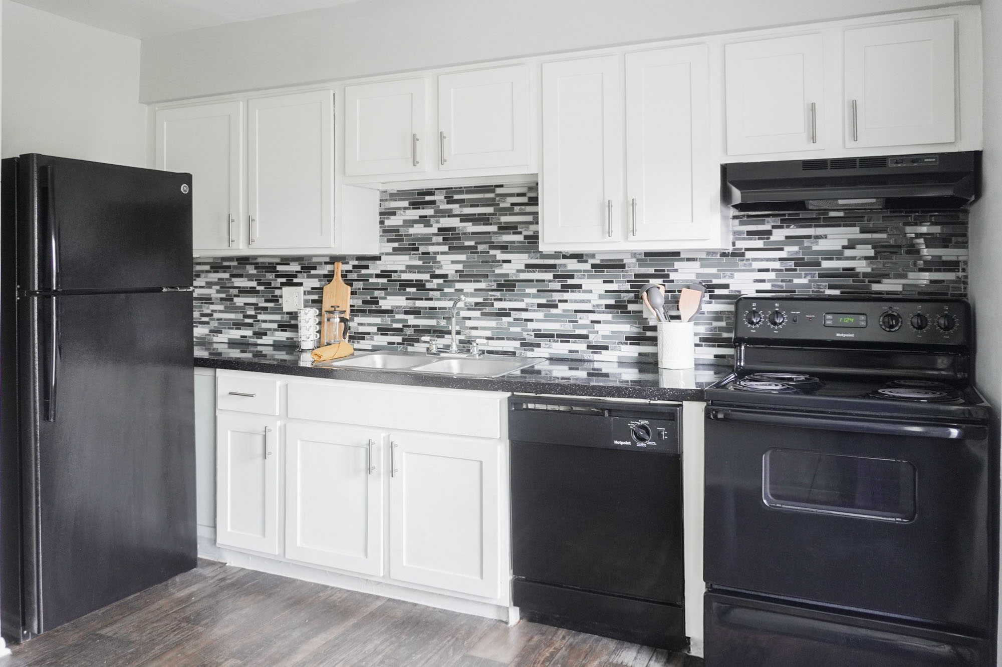 Emerald  - 1 Bed 1 Bath - Kitchen