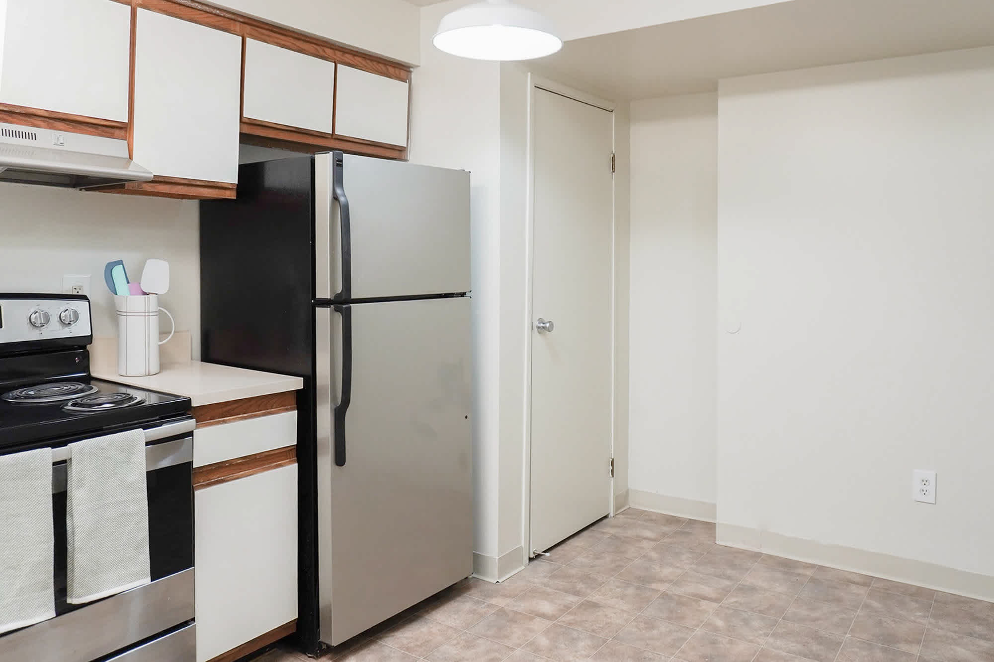 The Sebastian - 1 Bed 1 Bath - Kitchen Storage