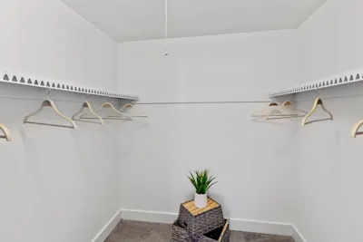 Jade - 2 Bed 1 Bath - Walk-In Closet