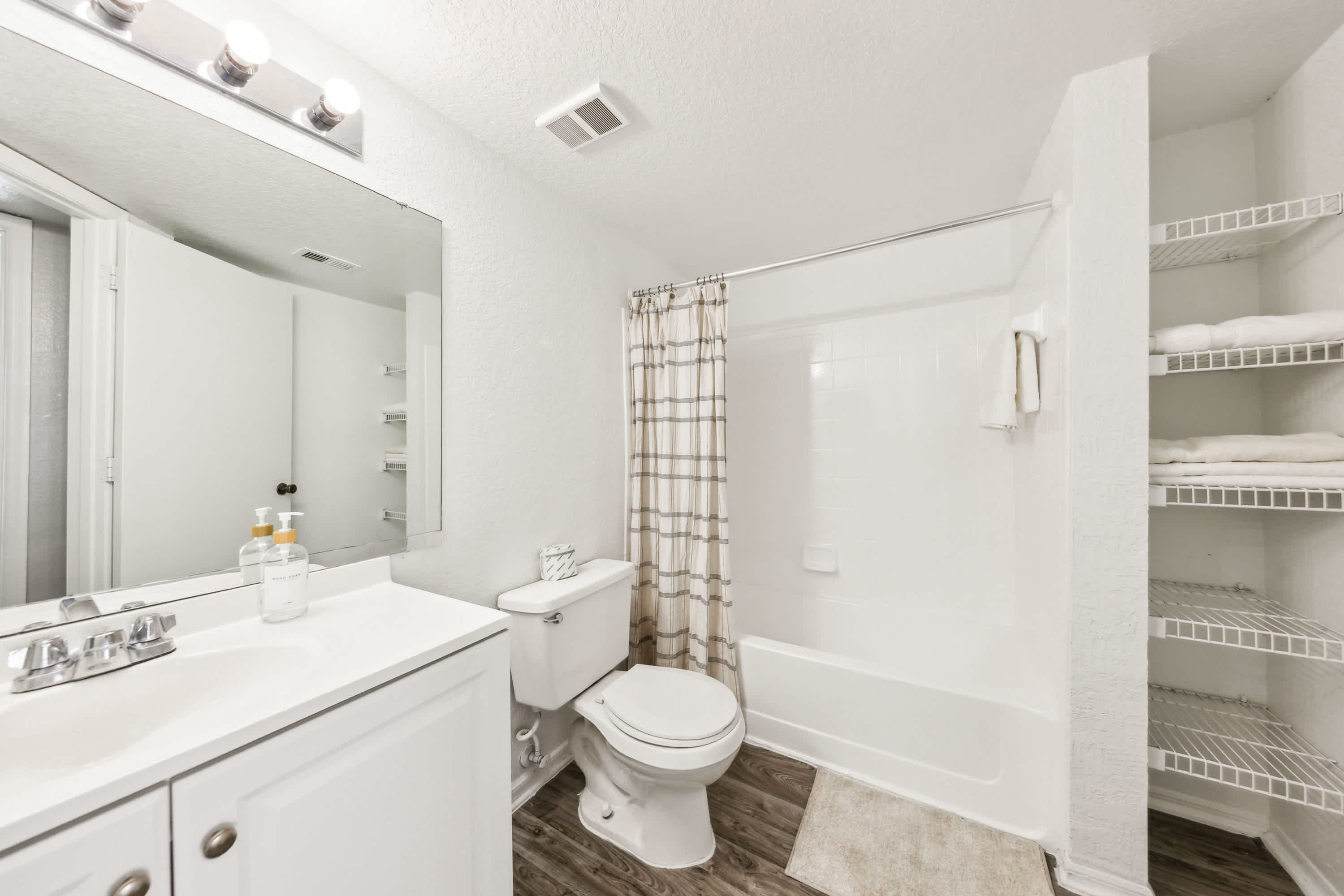 Amistad - 4 Bed 2 Bath - Bathroom