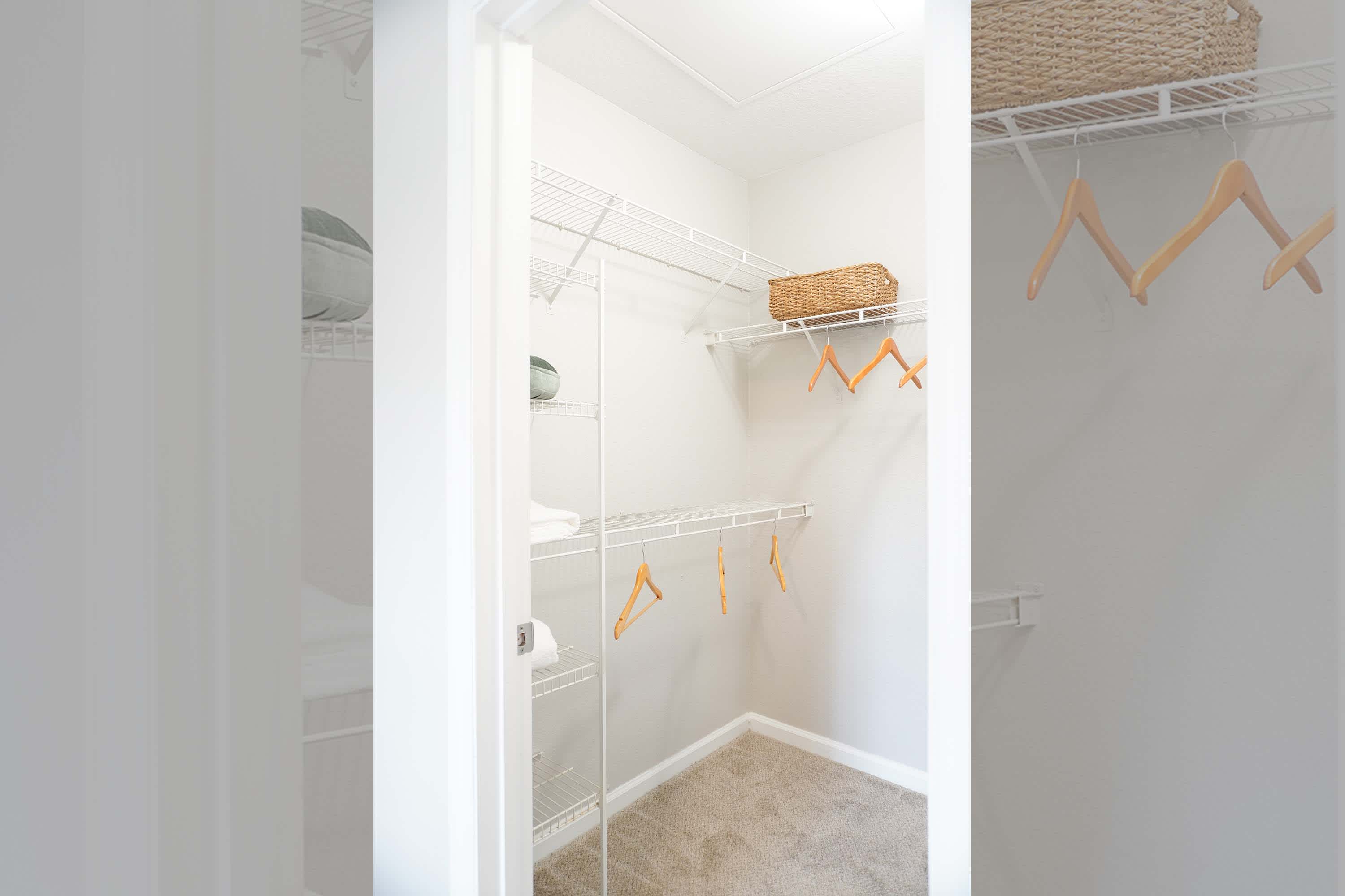 Giraffa - 1 Bed 1 Bath - Bedroom Closet