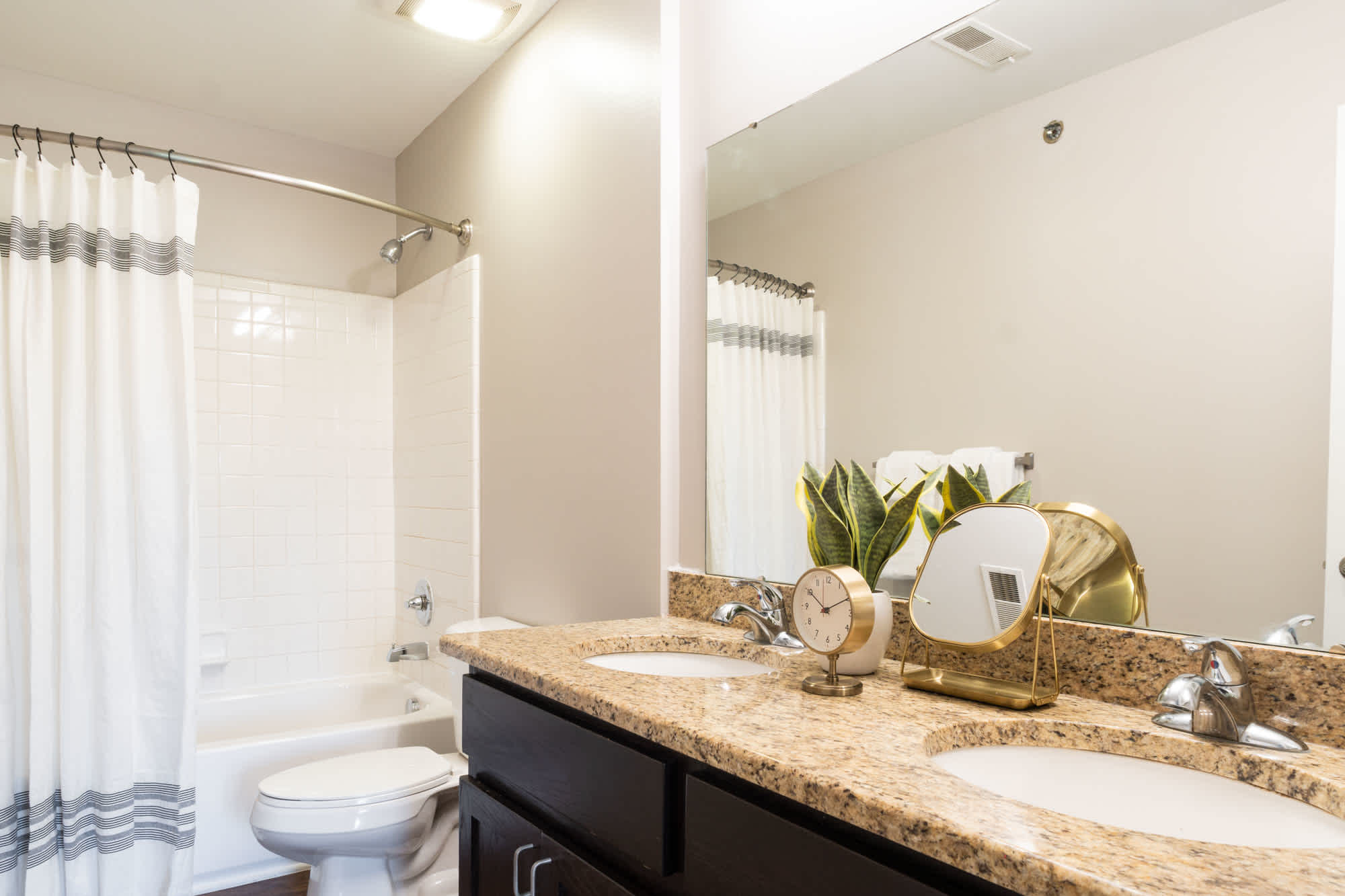 The Aspen - 4 Bed 2.5 Bath - Bathroom
