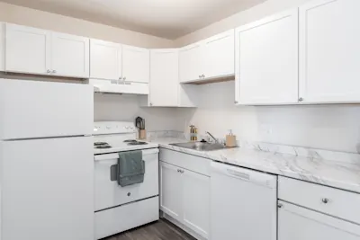 Briarwood - 3 Bed 1.5 Bath - Kitchen (White Shaker Cabinets)