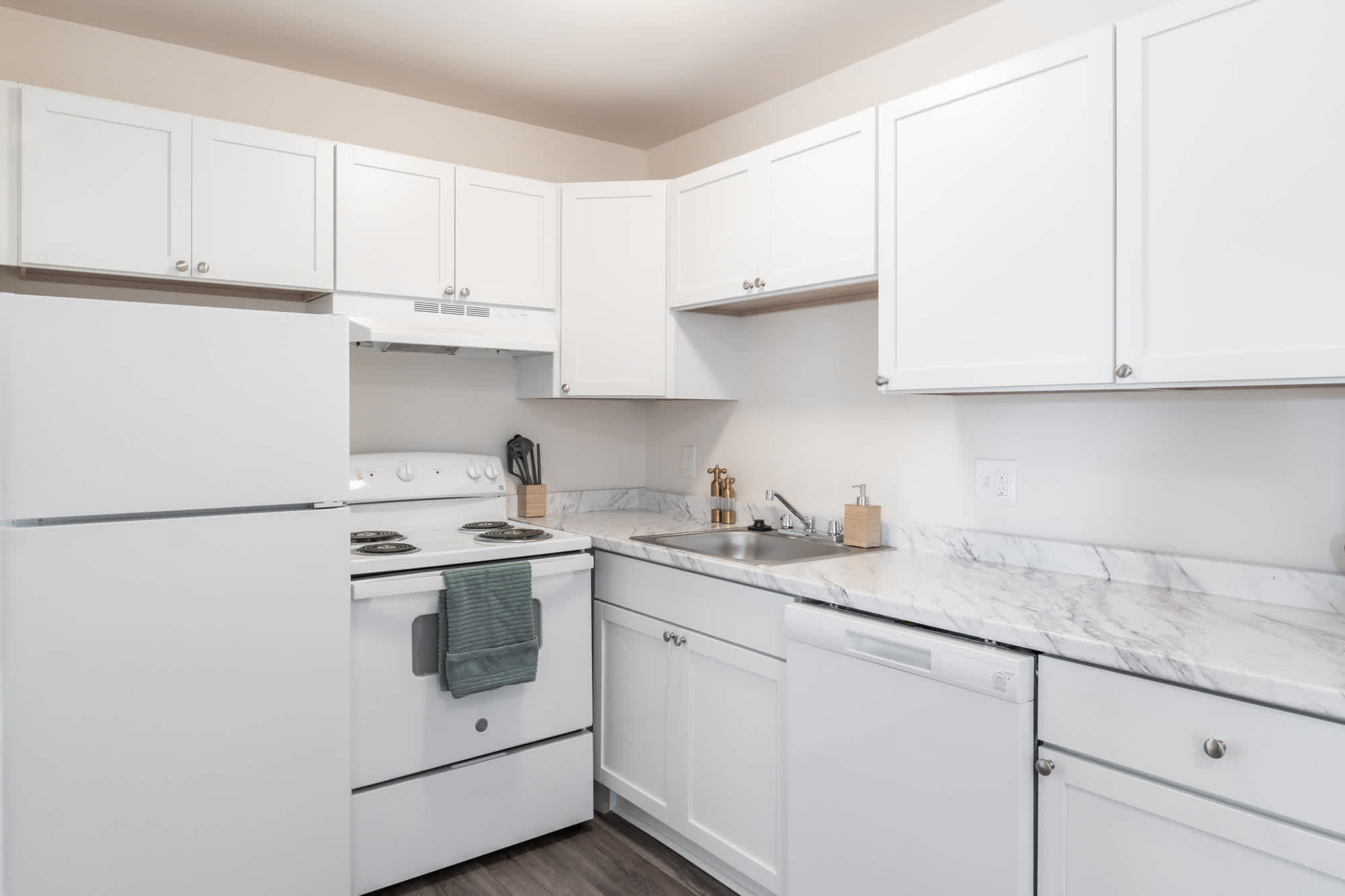 Briarwood - 3 Bed 1.5 Bath - Kitchen (White Shaker Cabinets)