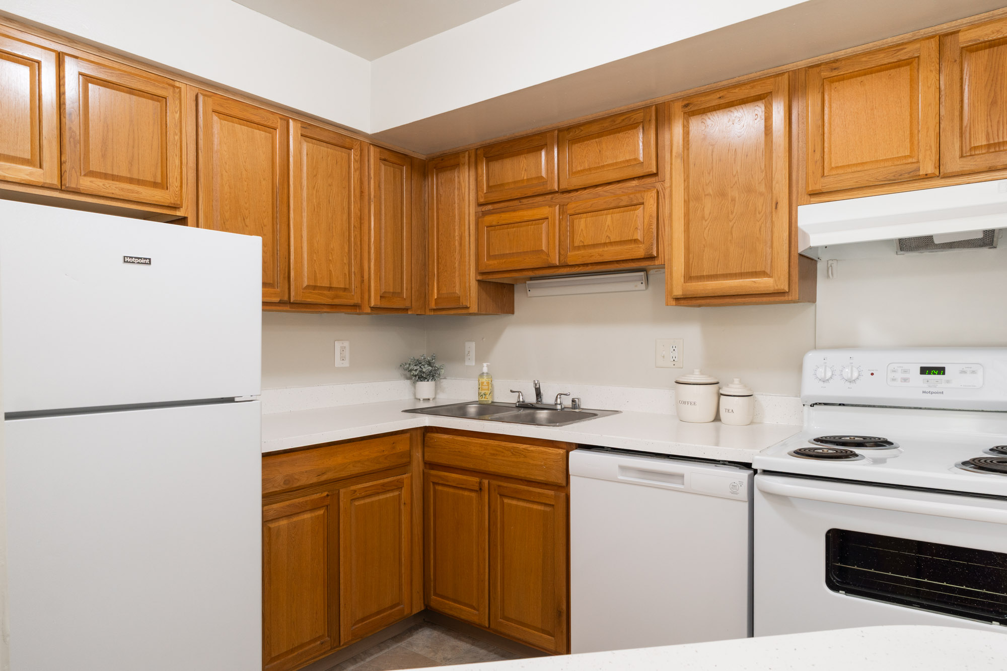The Poseidon - 2 Bed 2 Bath - Kitchen (Honey Oak Cabinets)