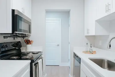 Avalon+ - 1 Bed 1 Bath - Kitchen