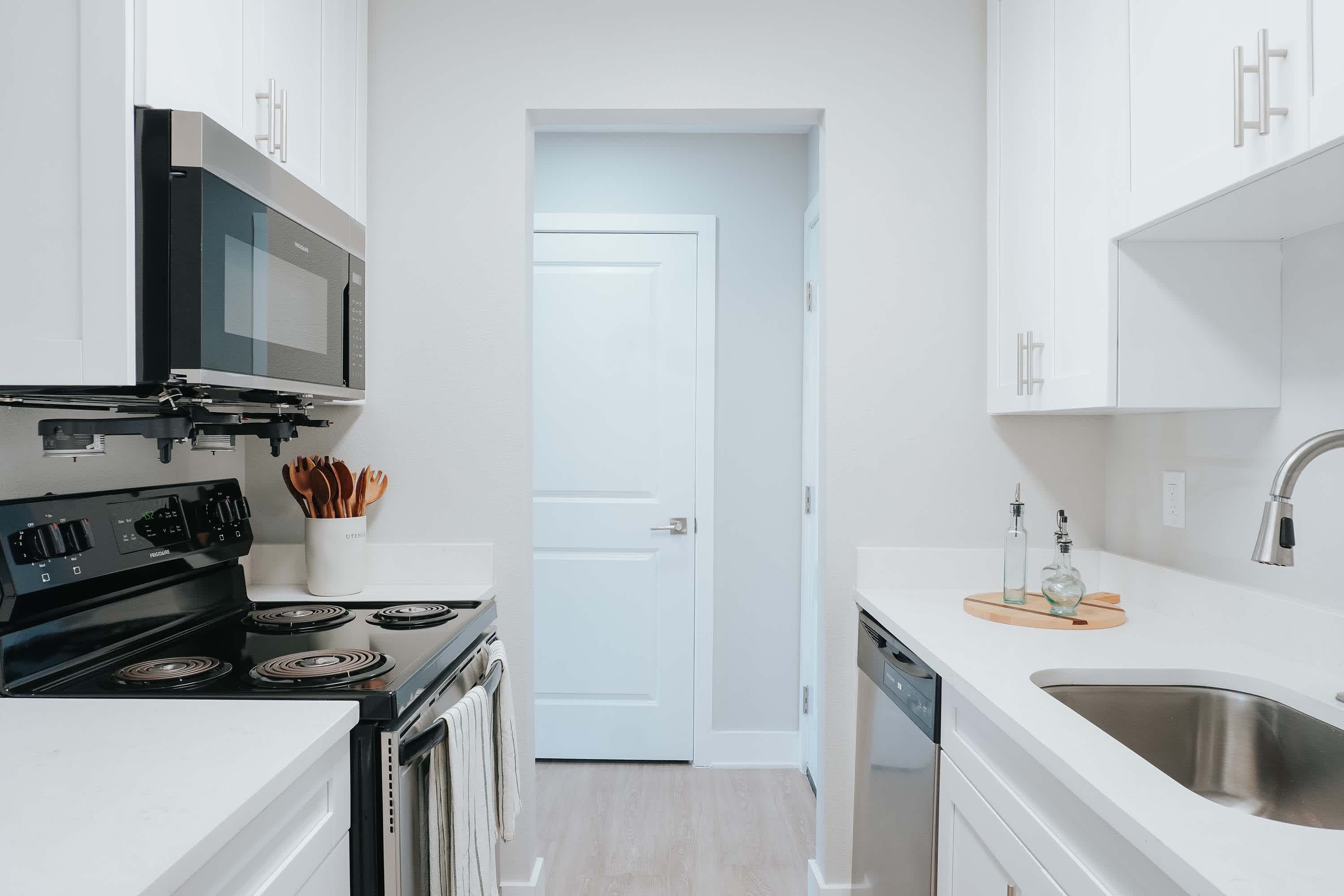 Avalon+ - 1 Bed 1 Bath - Kitchen