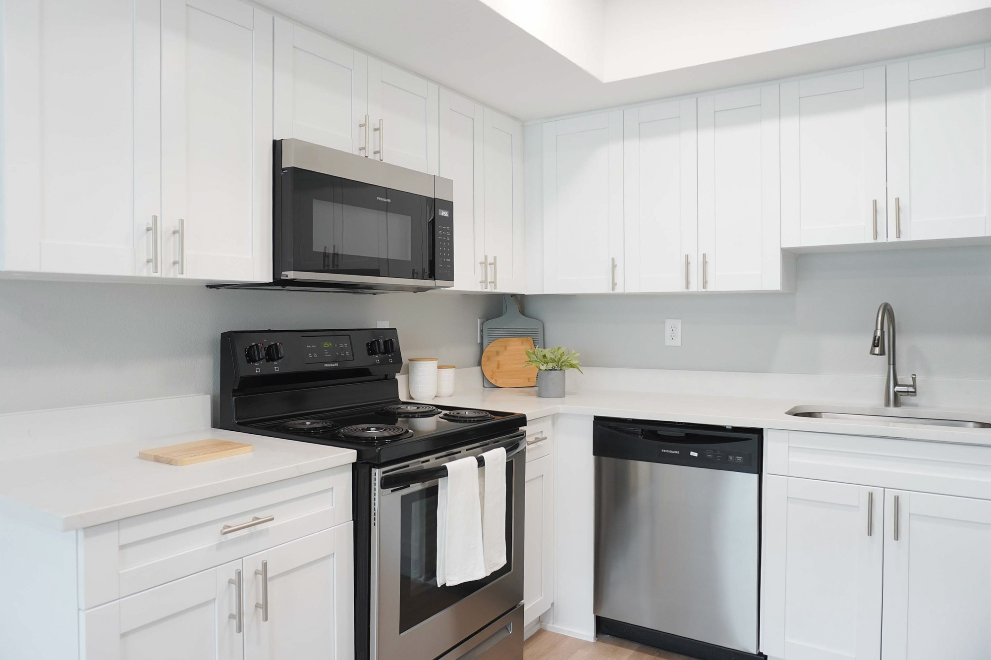 Mills+ - 1 Bed 1 Bath - Kitchen