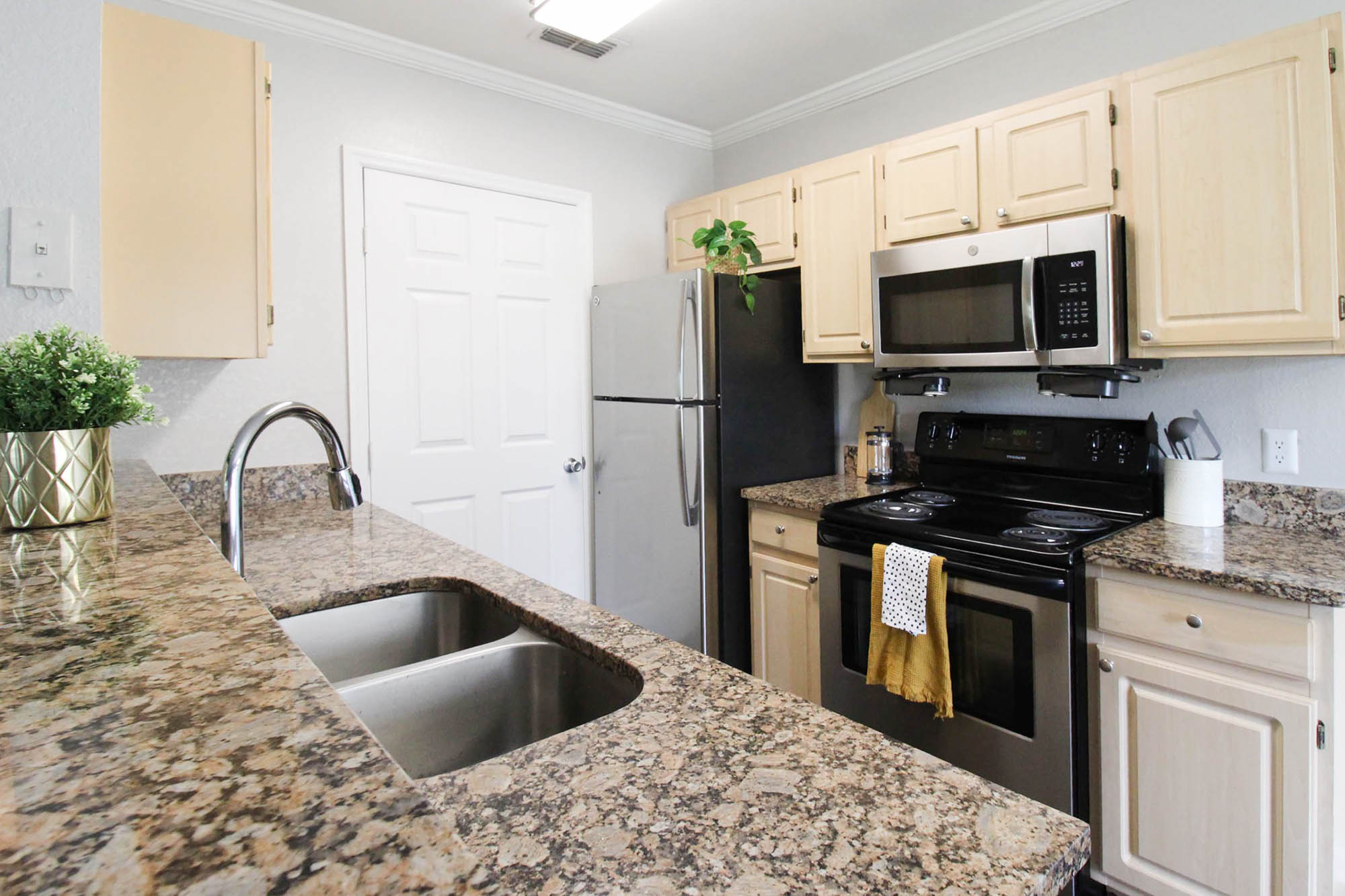 Aquila - 1 Bed 1 Bath - Kitchen