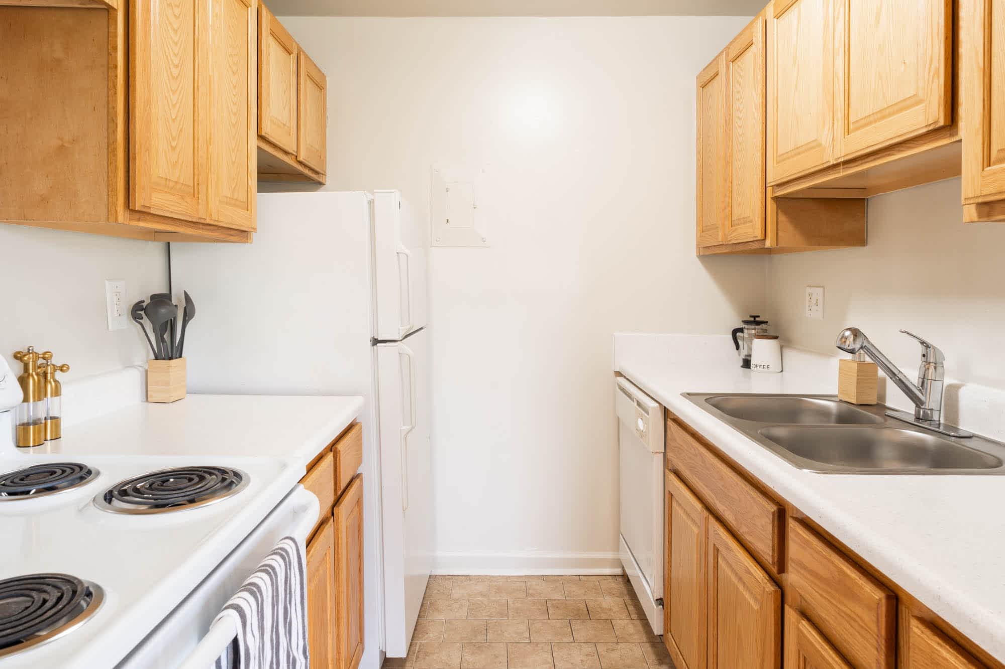 The Sycamore - 1 Bed 1 Bath - Kitchen (Honey Oak Cabinets)