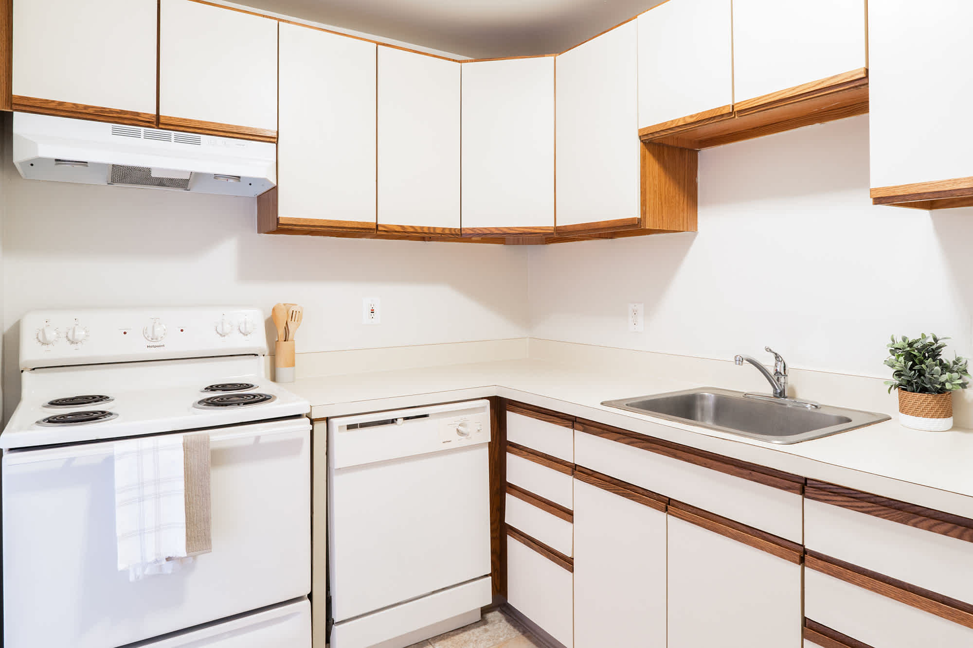 The Plymouth - 1 Bed 1 Bath - Kitchen