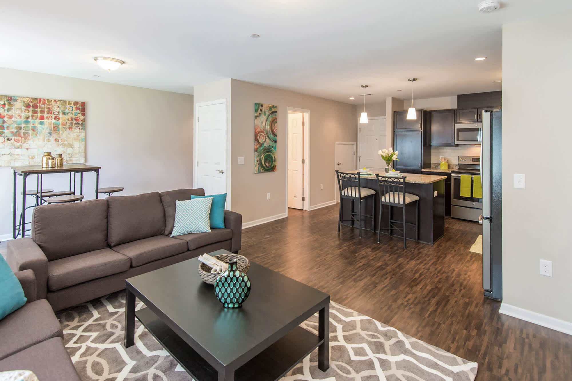 Summit & Thompson - 3 Bed 2.5 Bath - Breakfast Bar