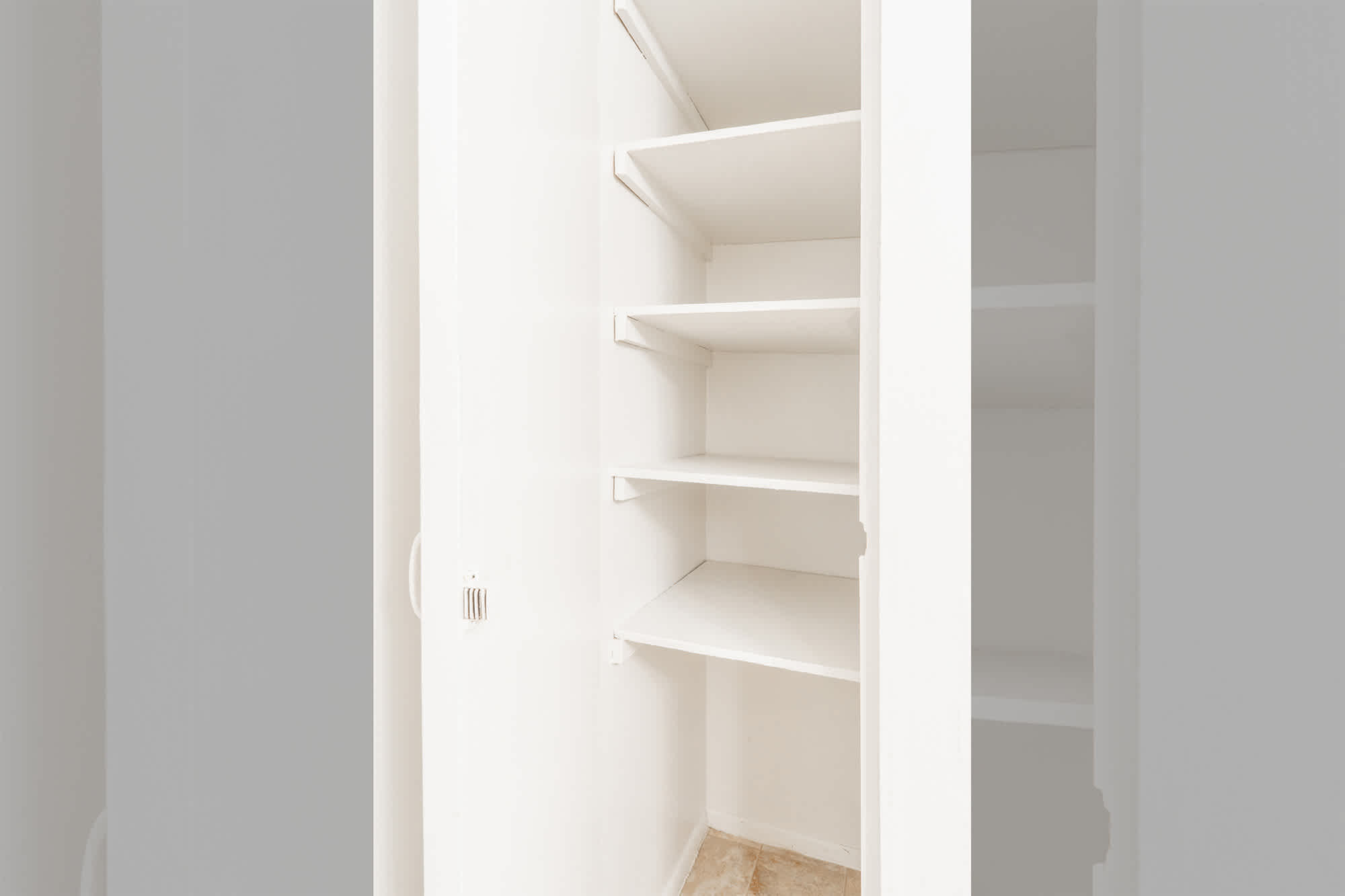 The Plymouth - 1 Bed 1 Bath - Bathroom Closet
