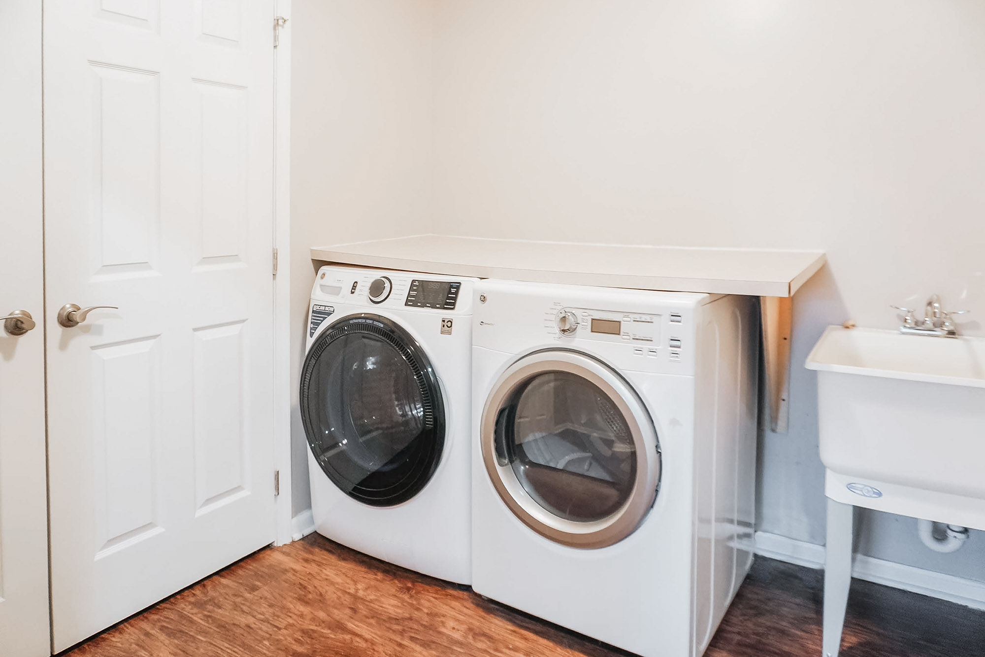 The Spruce - 4 Bed 2.5 Bath - In-Unit Laundry Room