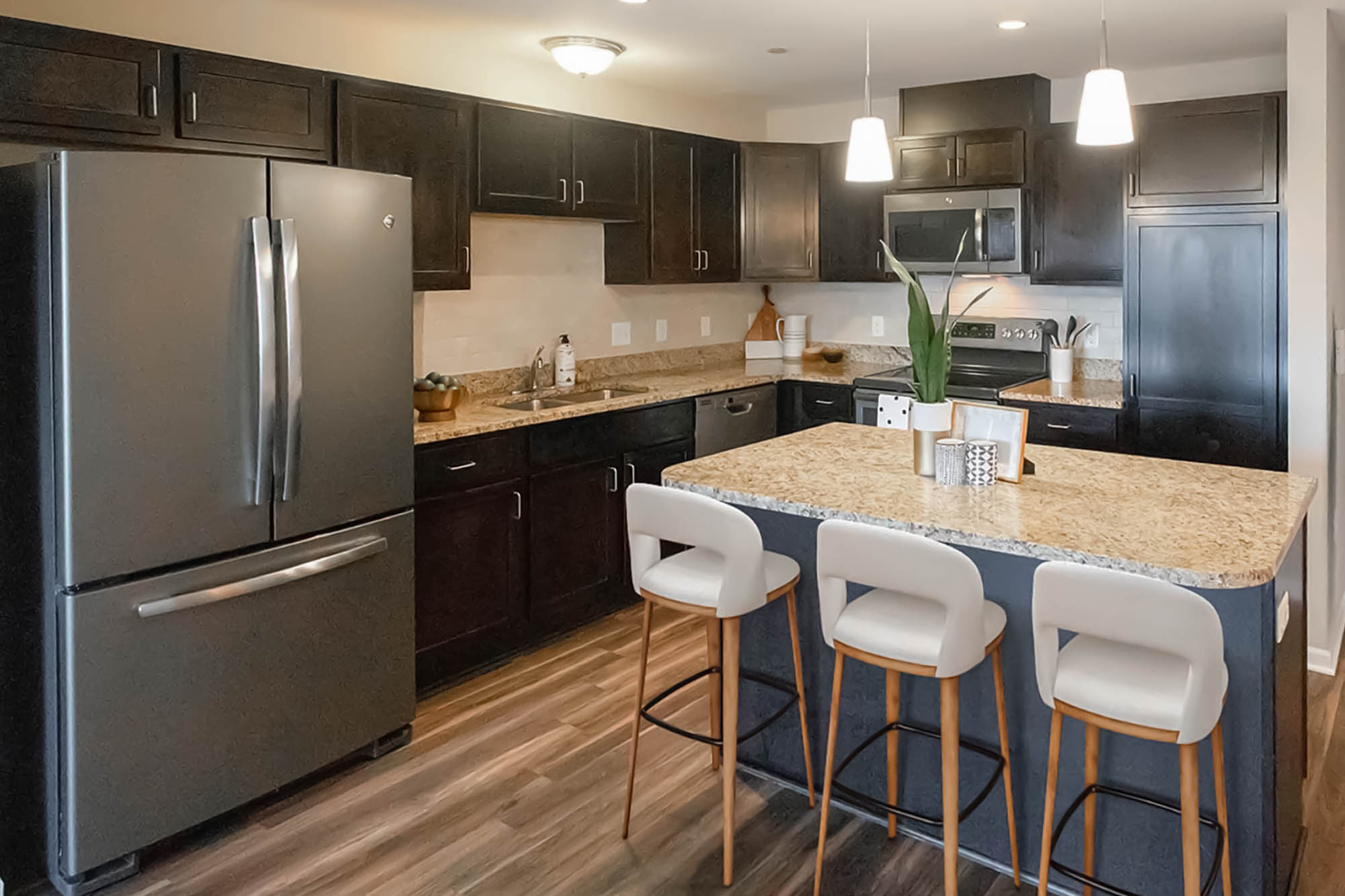 Main - 4 Bed 3.5 Bath - Kitchen and Breakfast Bar