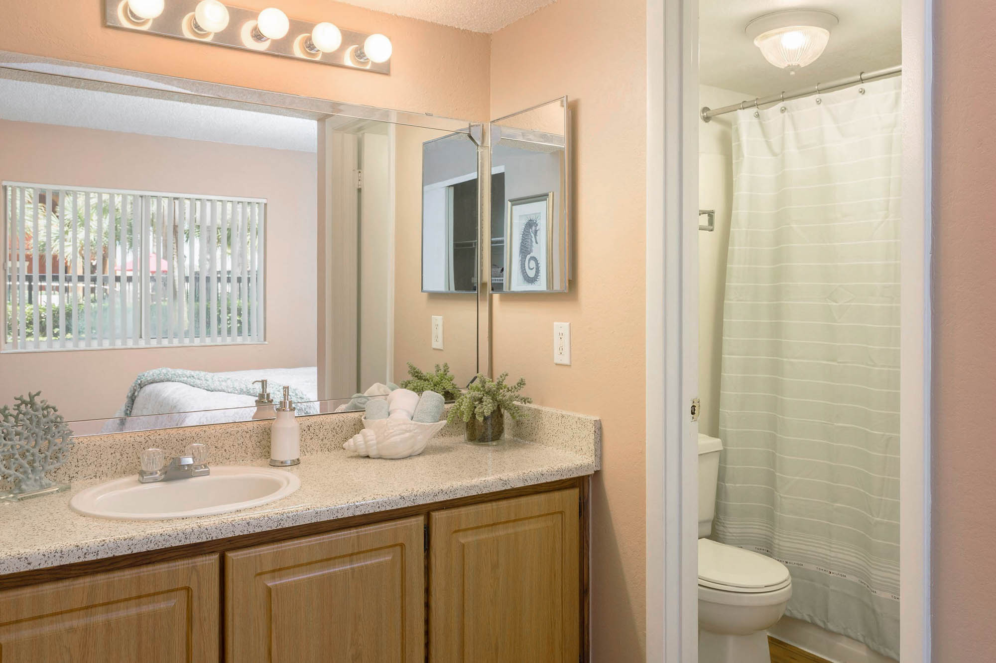 Granada - 2 Bed 2 Bath - Bathroom 2