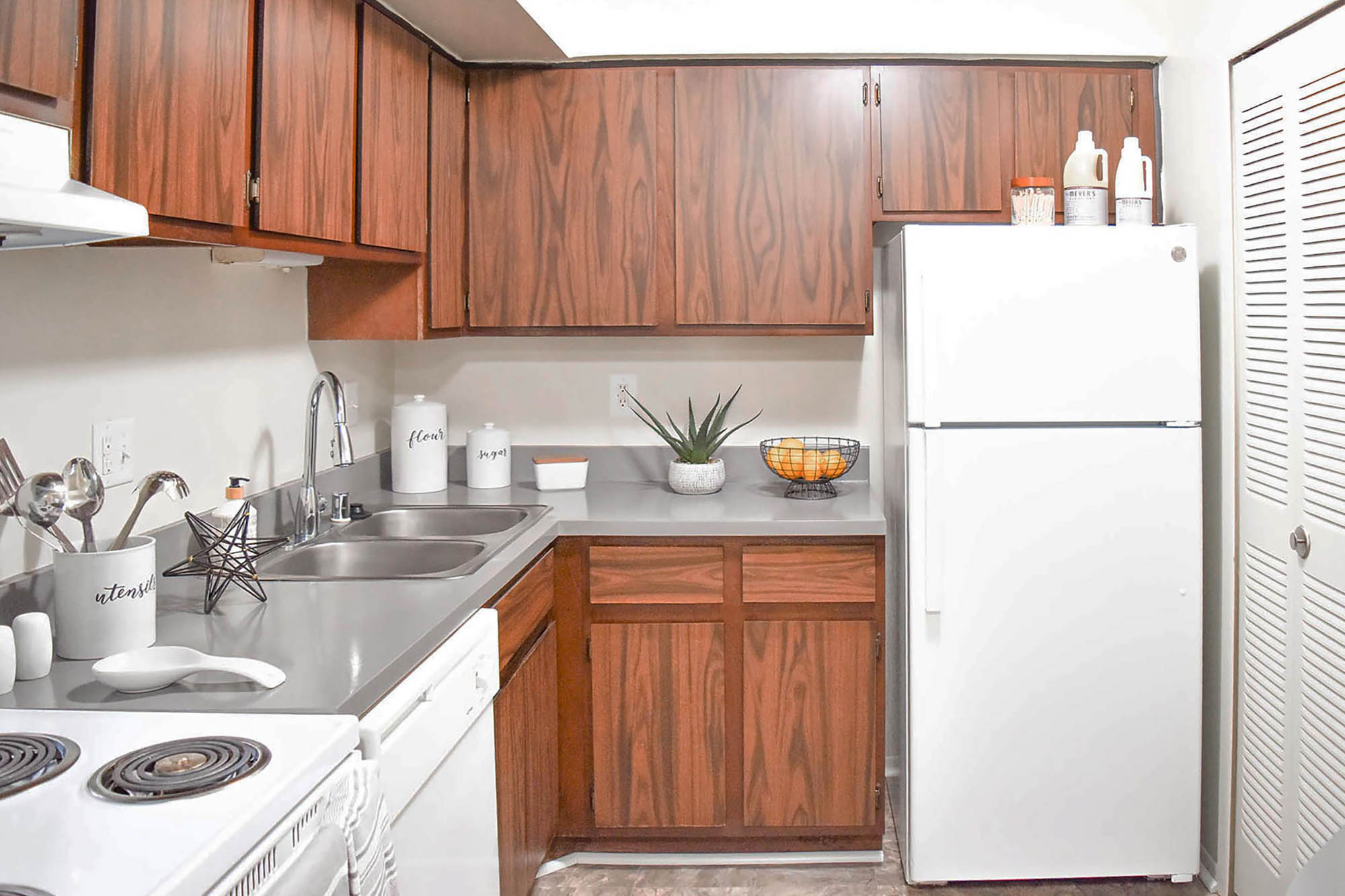 The Poseidon - 2 Bed 2 Bath - Kitchen (Flat Brown Cabinets)