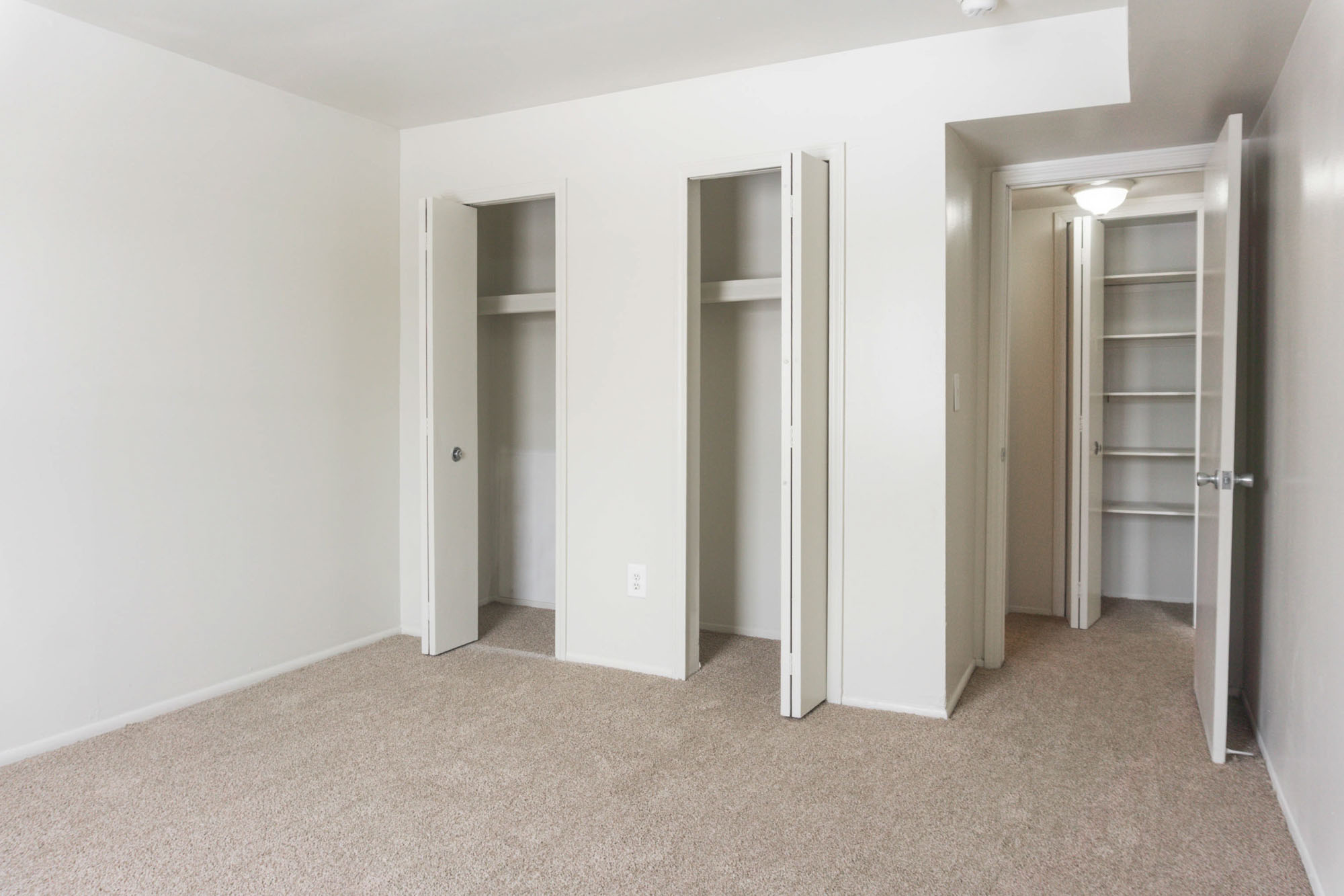 Carpenter - 1 Bed 1 Bath - Bedroom - Closet Angle