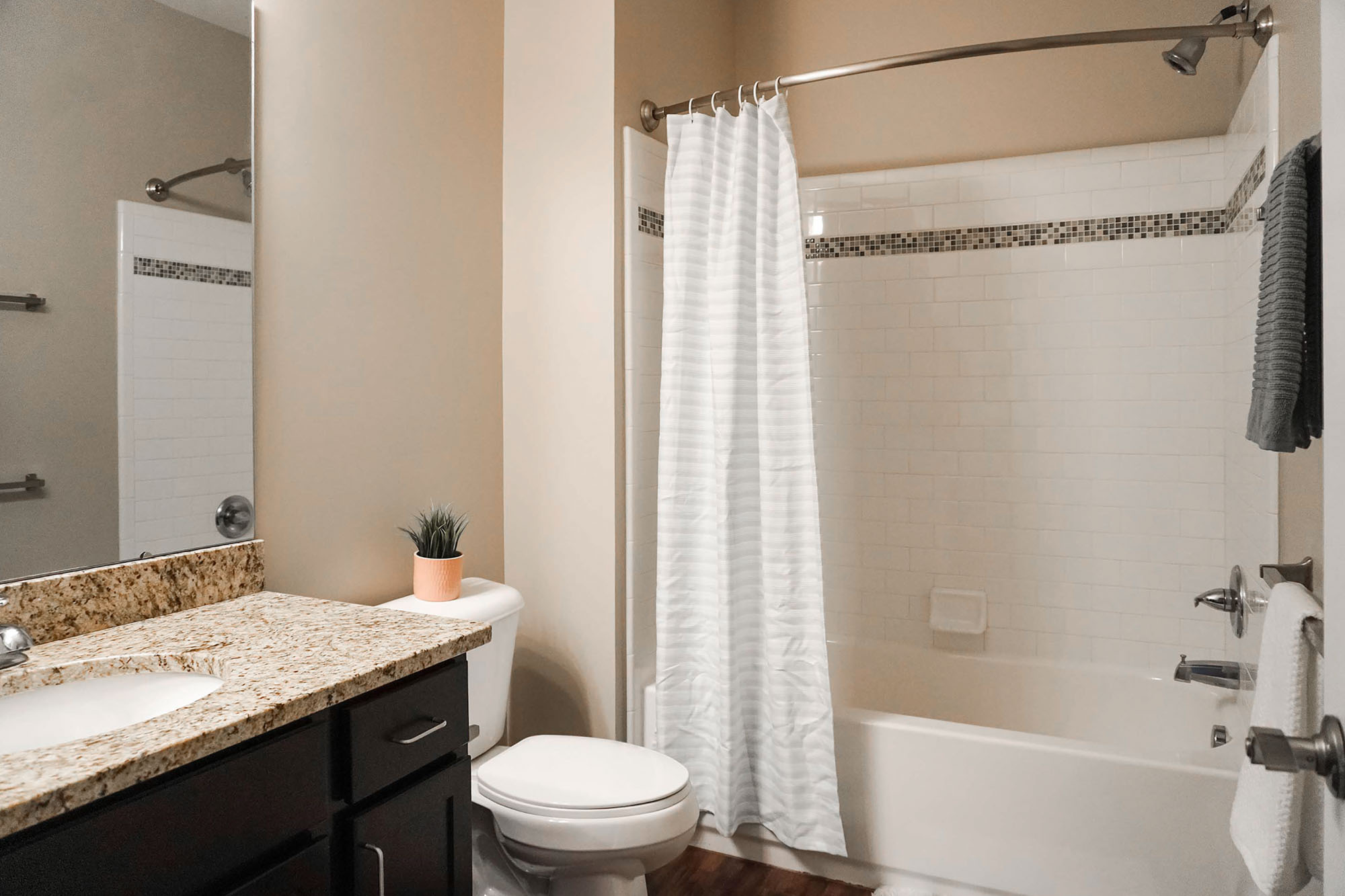 The McKinley - 4 Bed 3.5 Bath - Full Bathroom