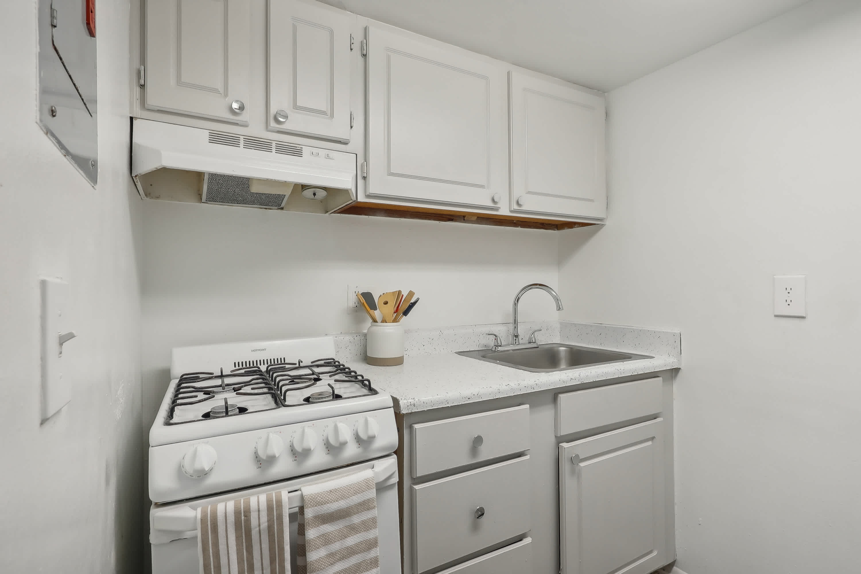 Aqua - 1 Bed 1 Bath - Kitchen