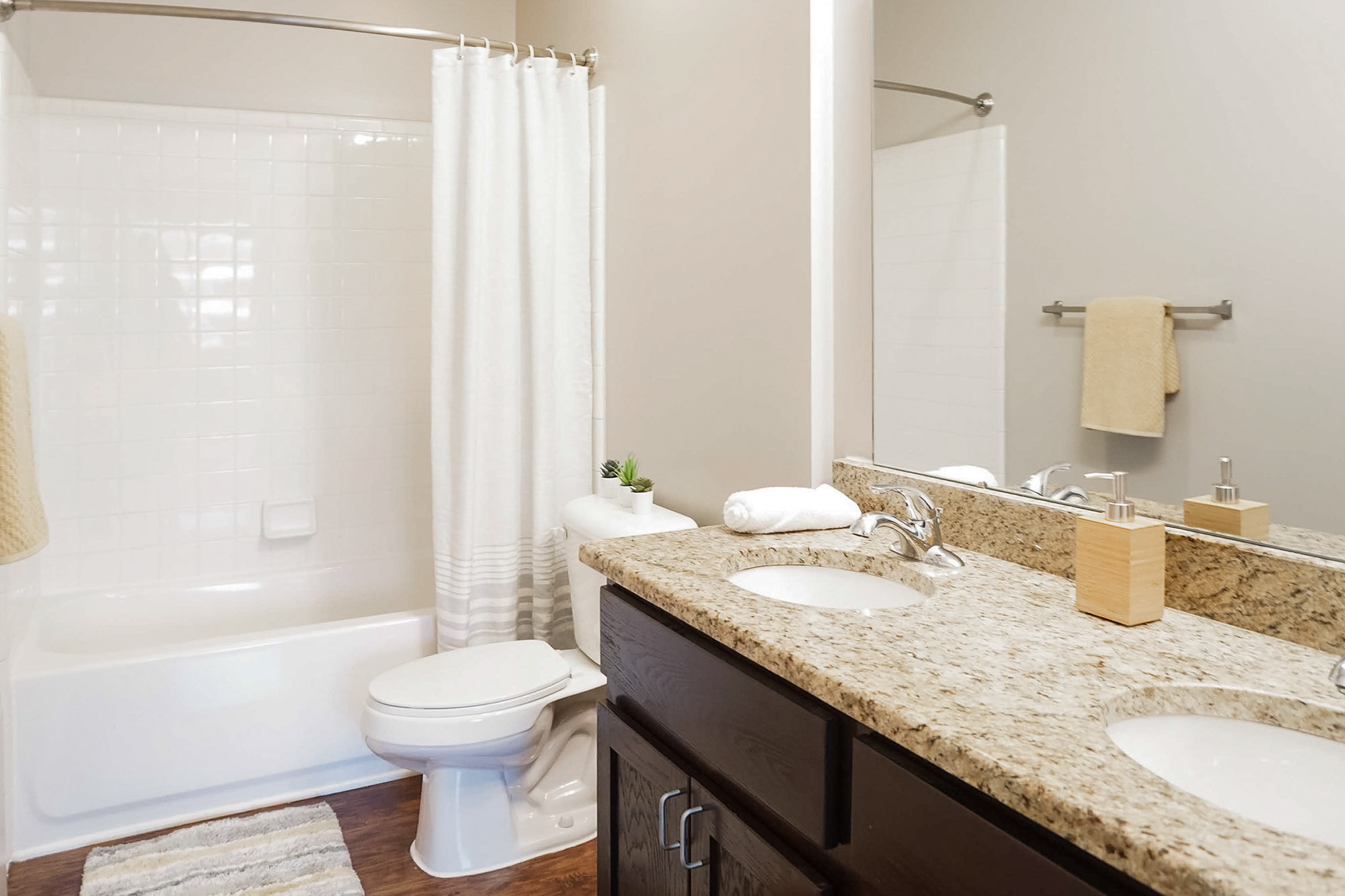 The Spruce - 4 Bed 2.5 Bath - Bathroom 2