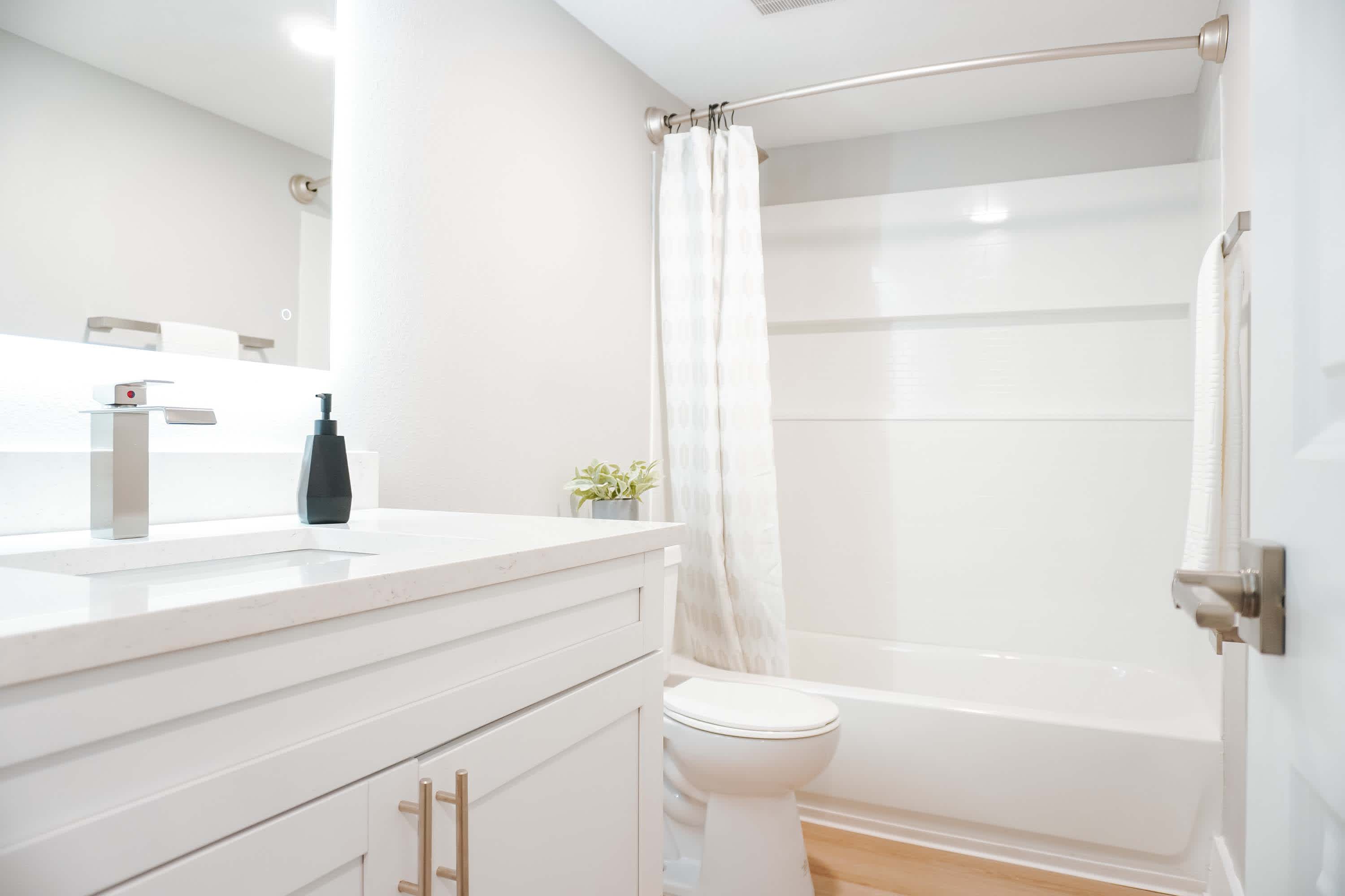 Corrine+ - Studio 1 Bath - Bathroom