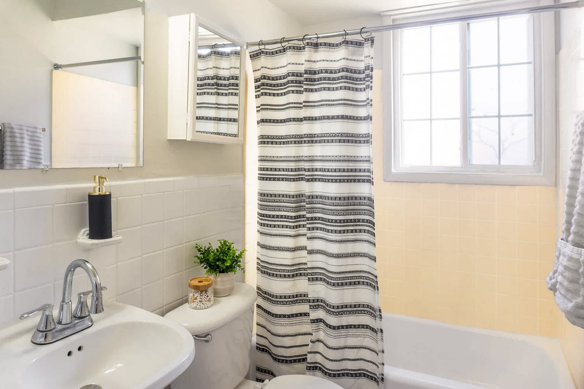 The Earl - 2 Bed 1 Bath - Bathroom