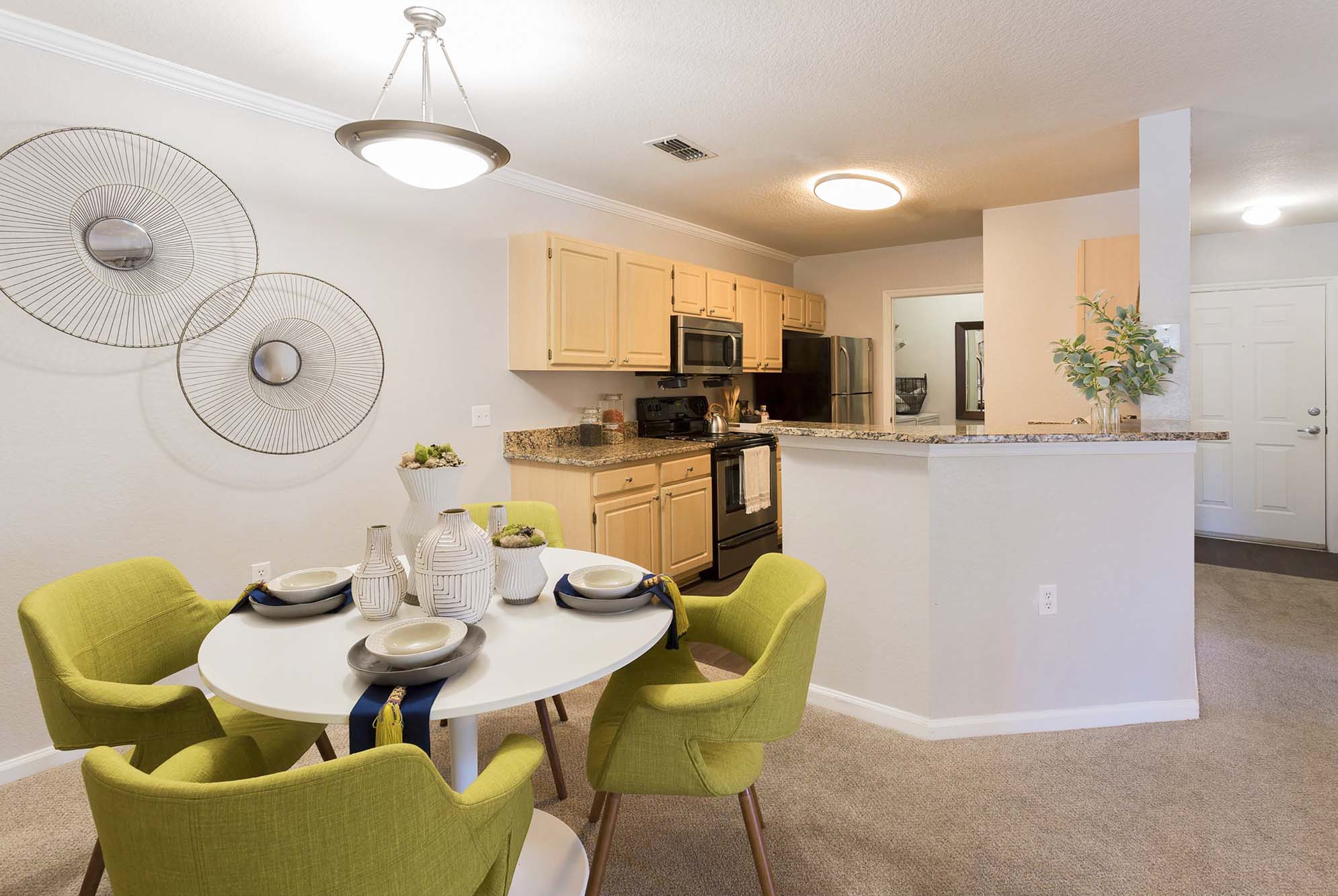 Leocorno - 3 Bed 2 Bath - Dining Room