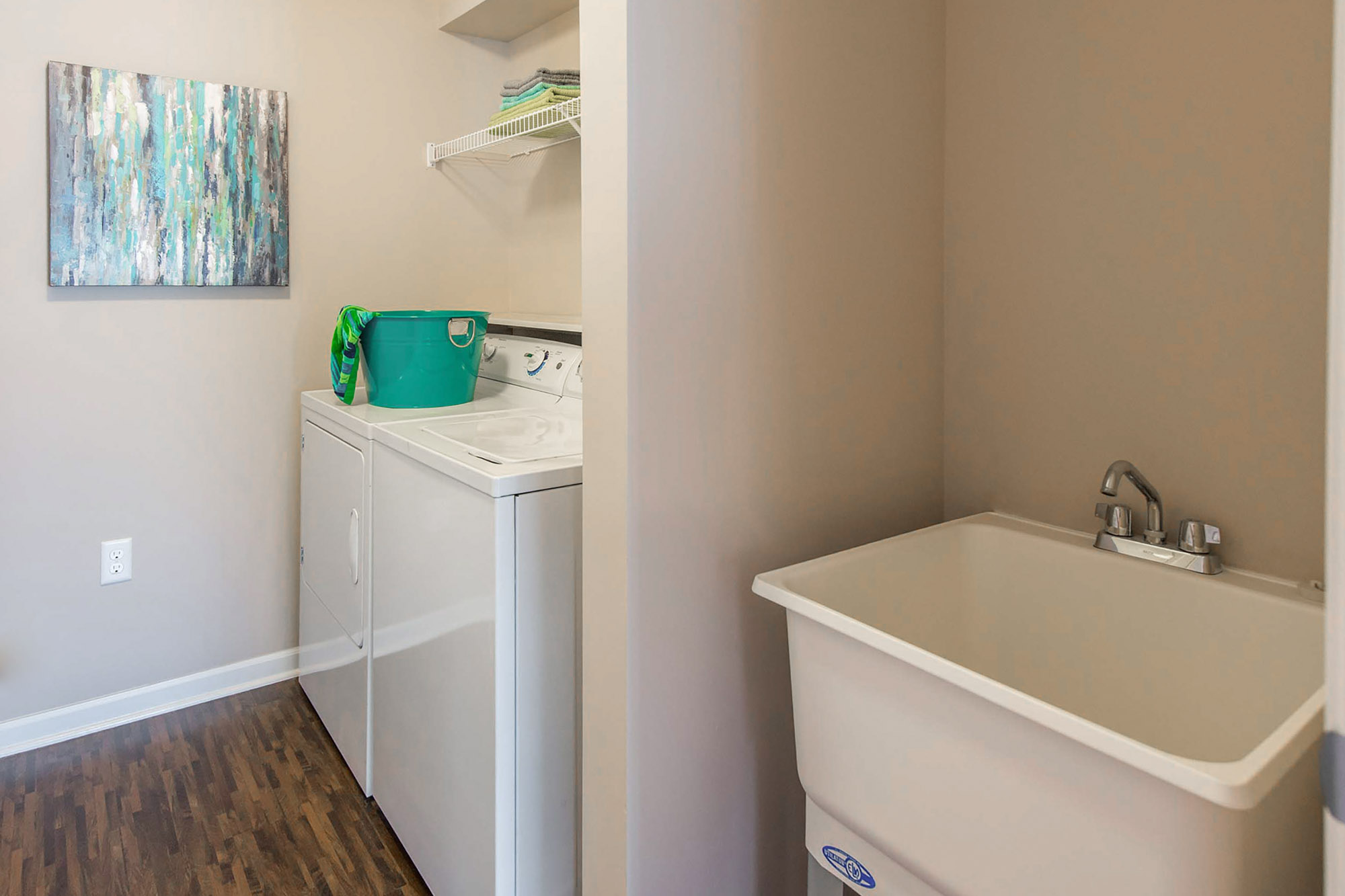 Summit & Thompson - 3 Bed 2.5 Bath - In-Unit Laundry